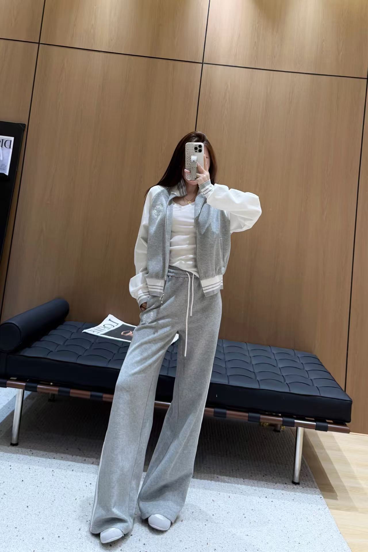 Minimalist Style French Elegant Tracksuit, Casual and Fashionable for Women 3 a1756288923227 8486