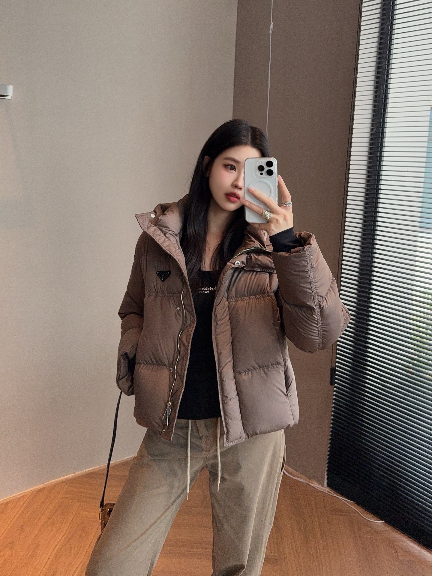Stylish Hooded Puffer Jacket with Logo Detail - Warm and Fashionable 1 a1760098167806 5284