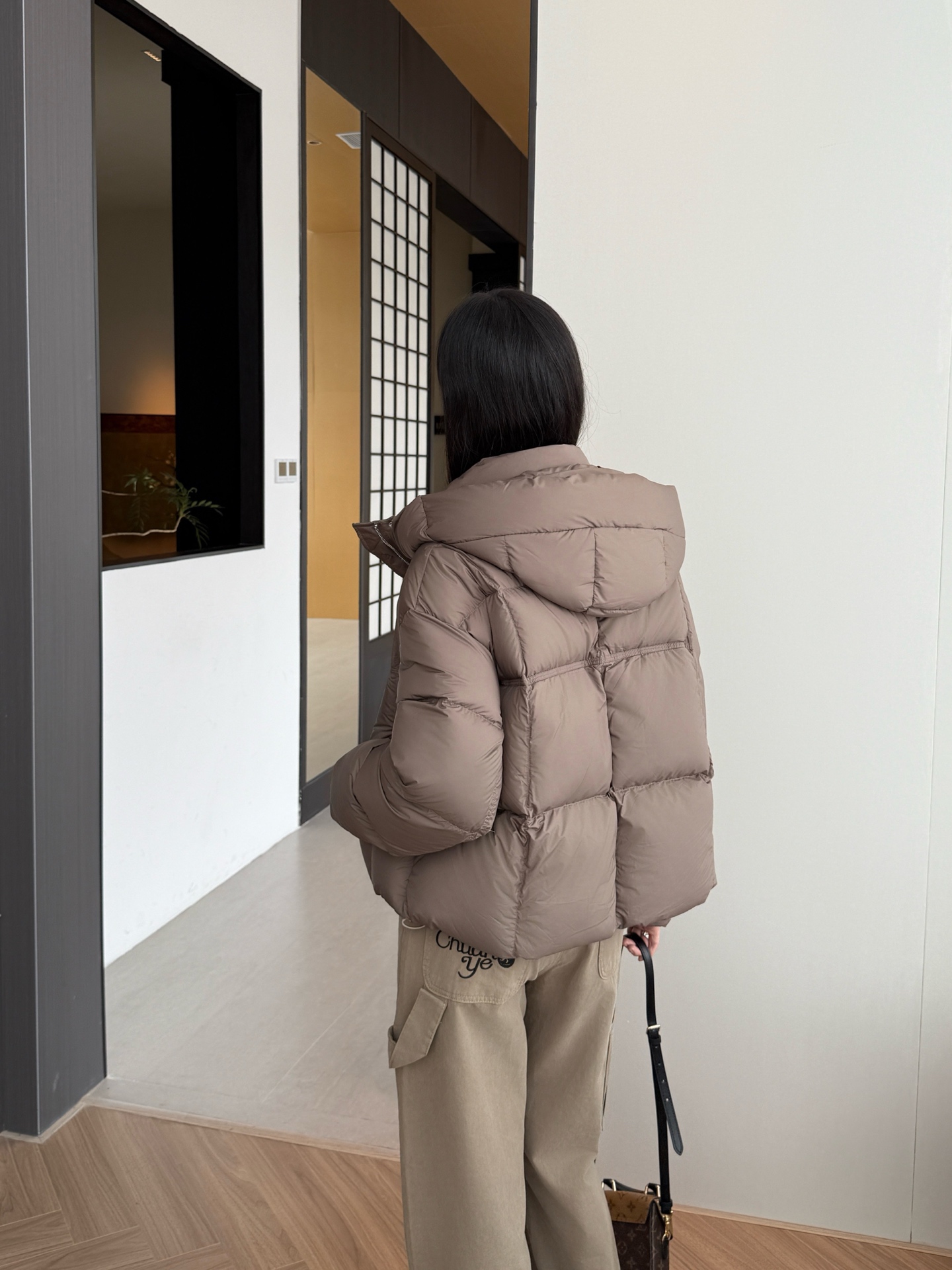 Stylish Hooded Puffer Jacket with Logo Detail - Warm and Fashionable 6 a1760098169534 8837