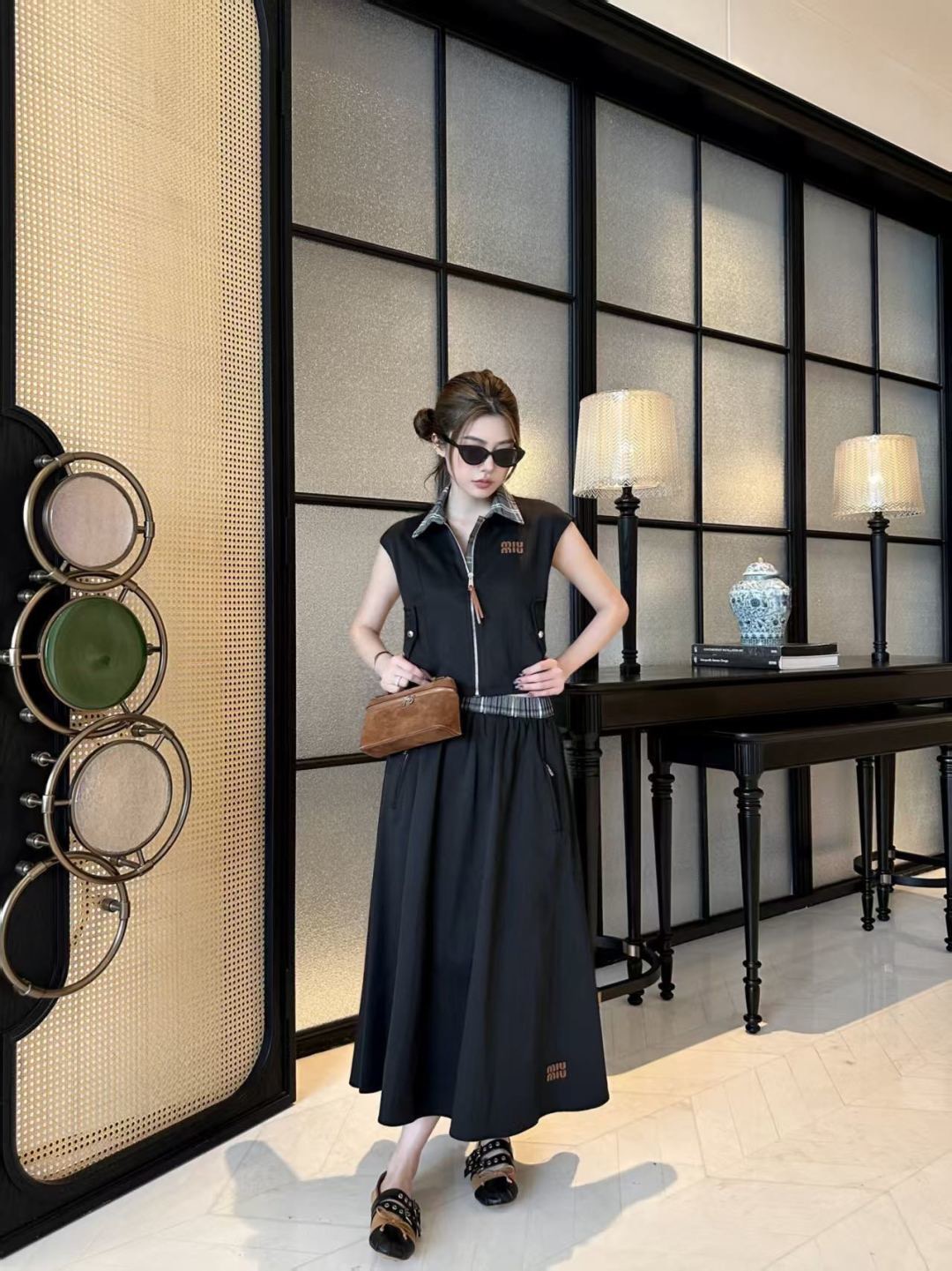 NO:776846,The highest version on the market, the girl will inspect the goods, trim the three marks on the threads, and ship the goods. If you want quality and service, please add me on WeChat. We will not accept urgent orders. Model No. D26033024 MiuMi  Collar plaid contrast stitching hem drawstring slimming lapel sleeveless vest jacket elastic waist pleated large hem mid-length highest version on the market. The girl will inspect the goods, trim the three marks on the threads, and ship the goods. You can send pictures and take videos. If you want quality and service, please add me on WeChat. We will not accept urgent orders. This skirt!  Khaki, black, --- (M size bust 94, length 46; waist 64, large stretch, skirt length 80), Miu Miu-clothing, miumiu, skirts, jackets & coats,19860909市面最高版本小妹验货、修剪线头上三标、发货可发图及拍视频,要品质要服务的加我微信,不接急单.款号D26033024 MiuMi*缪家新市面最高版本小妹验货、修剪线头上三标、发货可发图及拍视频,要品质要服务的加我微信,不接急单.款时尚休闲两件套装！领子格纹撞色拼接下摆抽绳显瘦翻领无袖马甲外套松紧腰压褶大摆中长市面最高版本小妹验货、修剪线头上三标、发货可发图及拍视频,要品质要服务的加我微信,不接急单.款半身裙！卡其色、黑色、---（M码胸围94,衣长46；腰围64大弹力,裙长80）,缪缪-服装,miumiu,skirts,jackets & coats,,Women's clothing