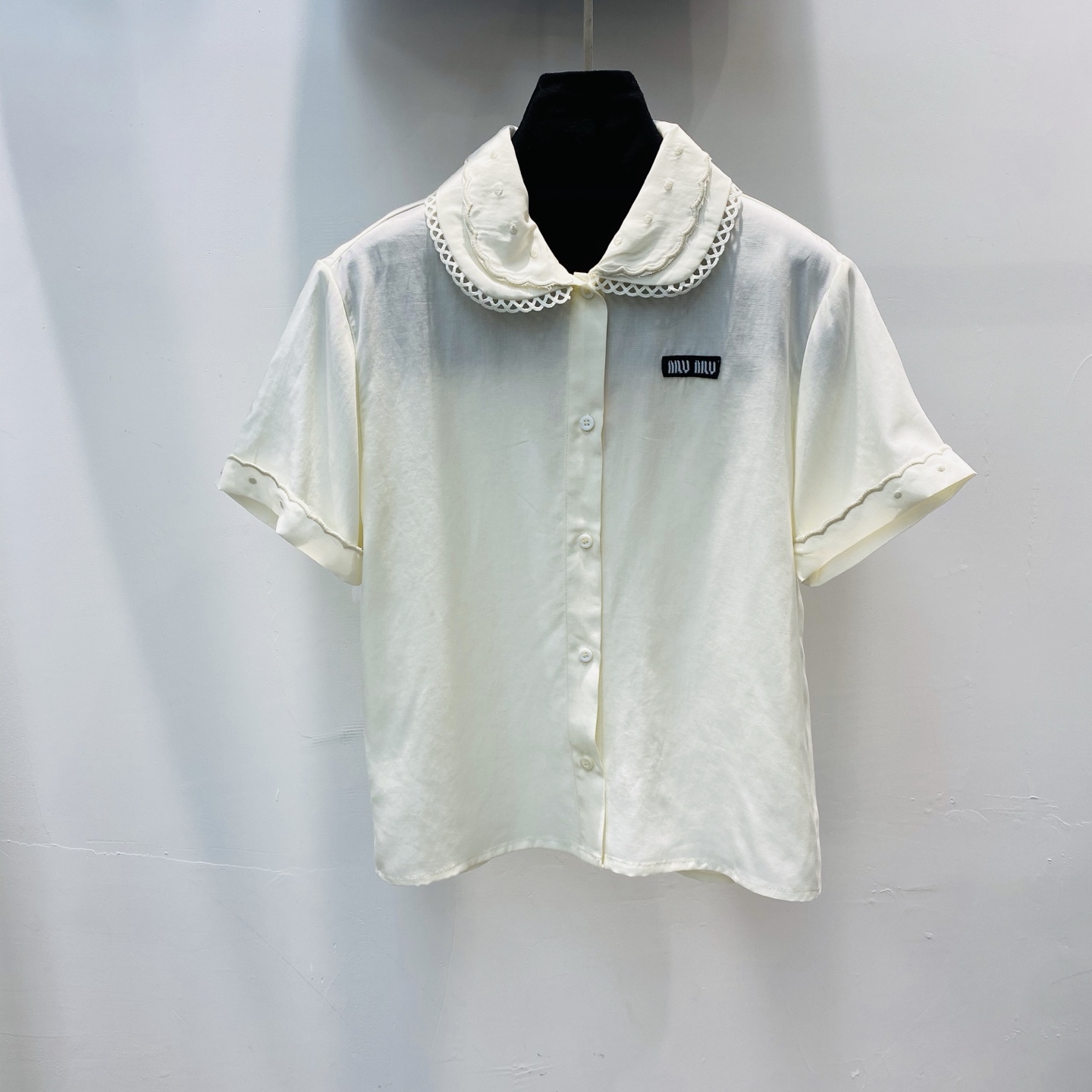 NO:314713,New Miu Miu family design-feeling letter embroidered lace lace collar short-sleeved shirt SML, miumiu,shirts,T-shirt,alexander wang19860909新款miu缪家 设计感字母刺绣蕾丝花边领短袖衬衫SML,,miumiu,shirts,T-shirt,alexander wang,Women's clothing