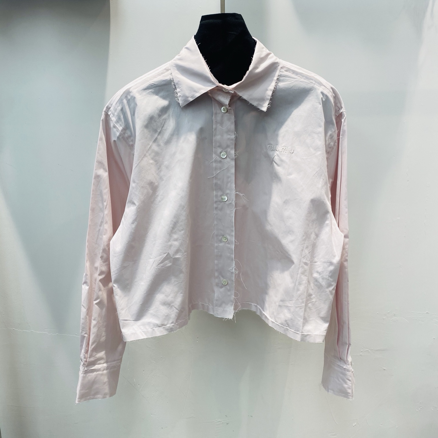 NO:307462,New MiU series sweet style exquisite letter embroidered lapel short shirt top SM, miumiu,shirts,alexander wang19860909新款miu系甜美风精致字母刺绣翻领短款衬衫上衣SM,,miumiu,shirts,alexander wang,Women's clothing