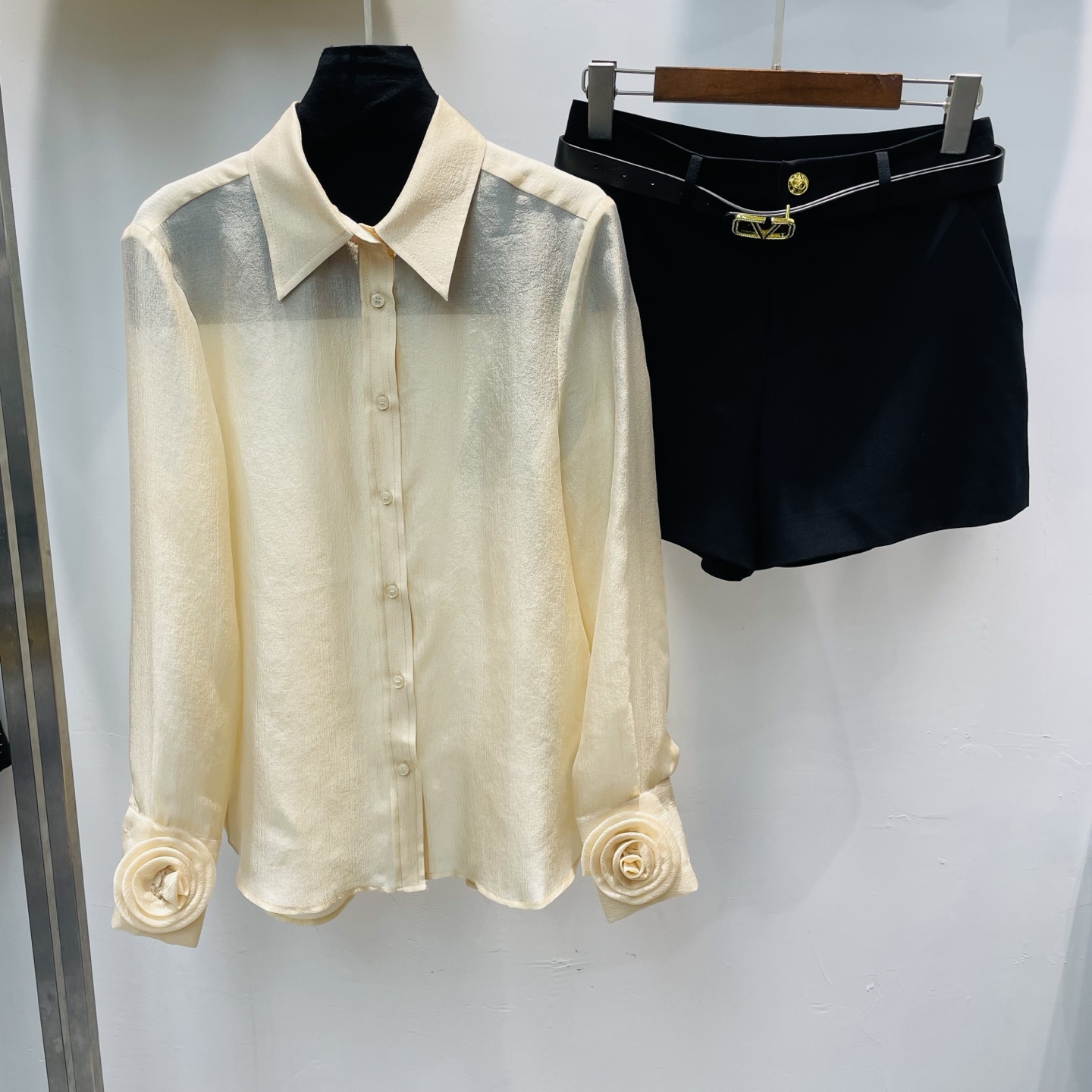 NO:307474,New French retro temperament high-end long-sleeved shirt design niche chic top   fashionable shorts two-piece SMLXL, shorts, shirts, alexander wang19860909新款法式复古气质高级感长袖衬衫设计感小众别致上衣 洋气短裤两件套SMLXL,,shorts,shirts,alexander wang,Women's clothing