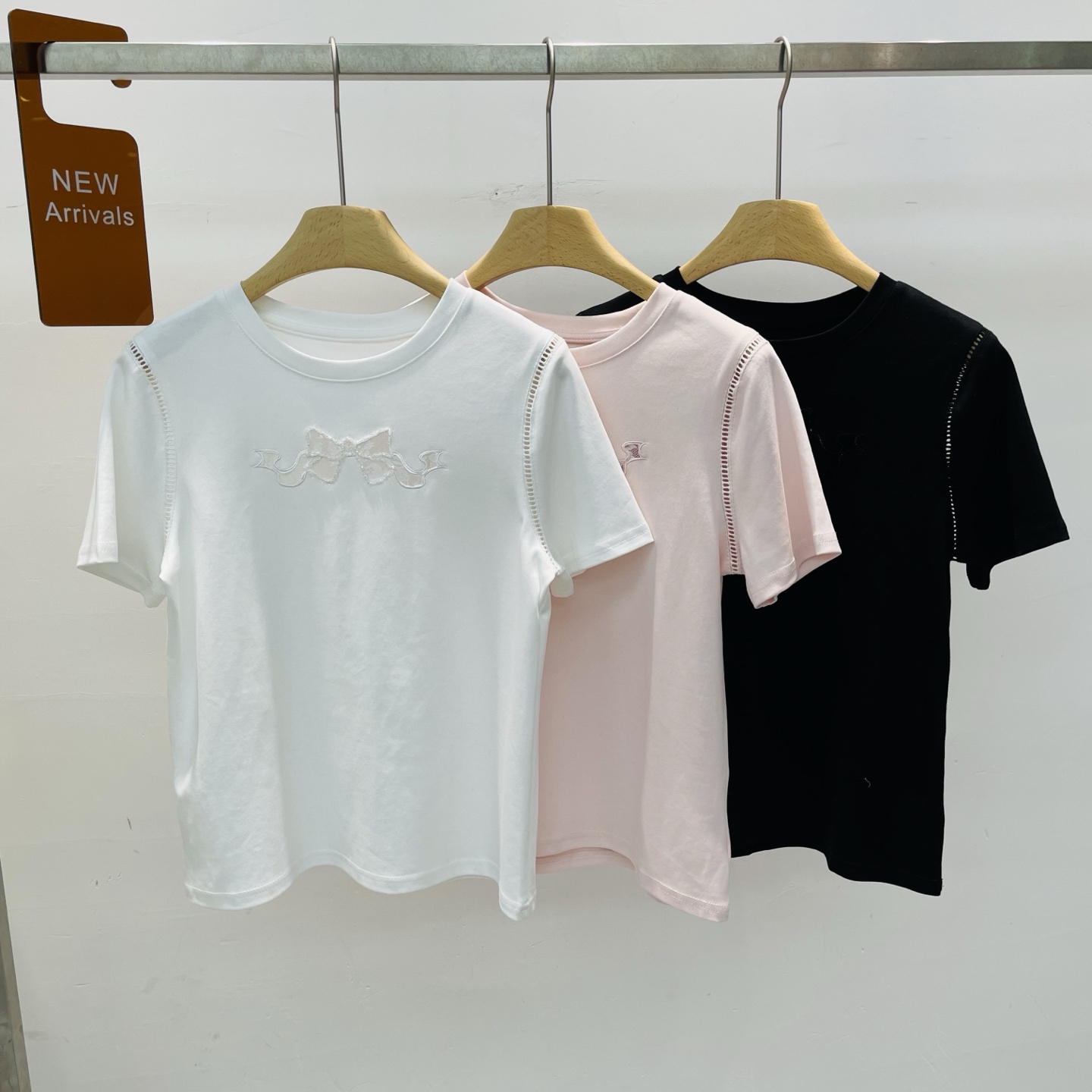 NO:313204,New MiU series bow embroidered hollow logo round neck short-sleeved T-shirt top SML, miumiu, T-shirt, tees, t-shirt, alexander wang19860909新款miu系 蝴蝶结刺绣镂空logo圆领短袖T恤上衣SML,,miumiu,T-shirt,tees，t-shirt,alexander wang,Women's clothing