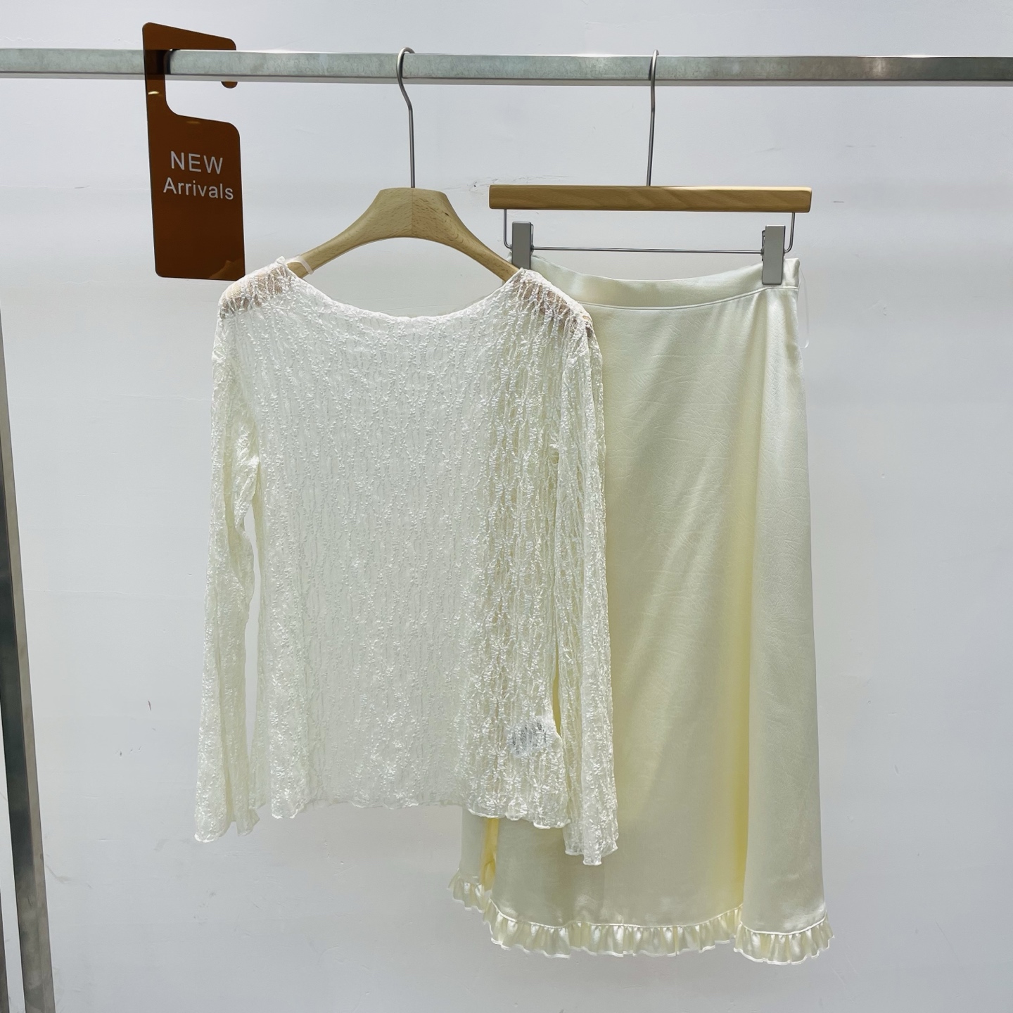 NO:313208,Top used in new three-dimensional lace elastic base top simple crack texture gloss satin acetate pleated lace half, alexander wang19860909上衣半新款立体蕾丝显廋弹力打底上衣简约裂纹肌理光泽感缎面醋酸丝褶皱花边半,,alexander wang,Women's clothing