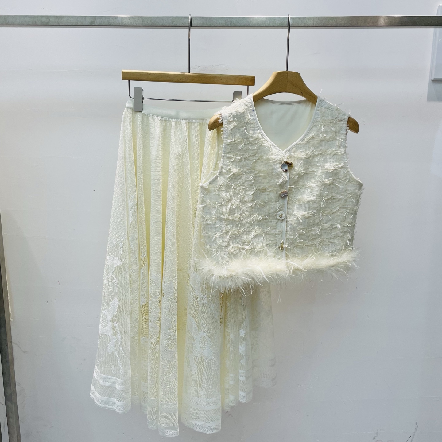 NO:313218,New Xiaoxiangfeng Heavy Industry Ostrich Feather Splicing High-end Vest Celebrity Temperament Customized Single Row Shell Button Sleeveless Vest Top SML Top 1,,alexander wang19860909新款小香风重工鸵鸟毛拼接高级背心名媛气质定制单排贝壳扣无袖背心上衣SML上衣1,,alexander wang,Women's clothing