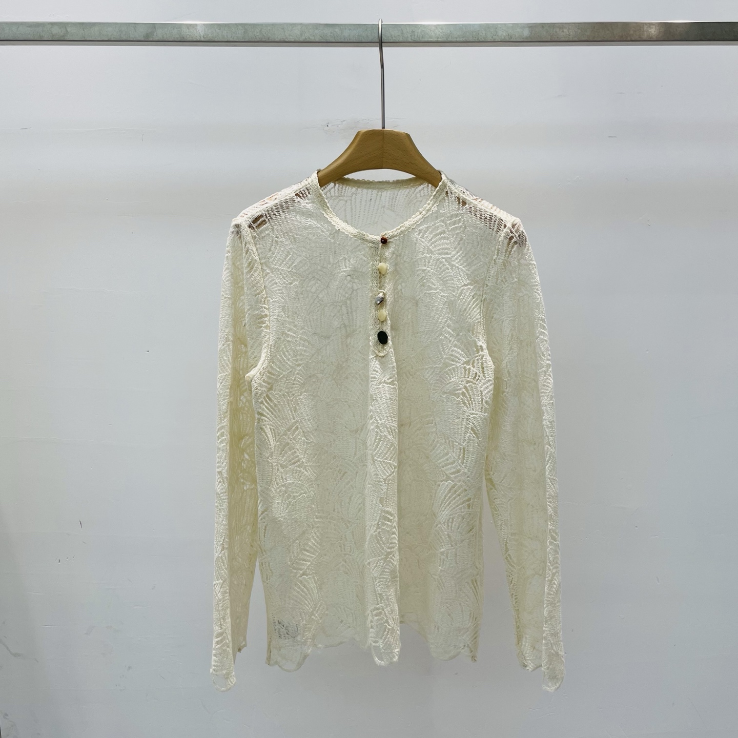 NO:313220,New custom single-breasted lace embroidered slit lace hollow sequin design niche base top SML, alexander wang19860909新款定制单排扣花边刺绣开叉蕾丝镂空亮片设计感小众打底上衣SML,,alexander wang,Women's clothing