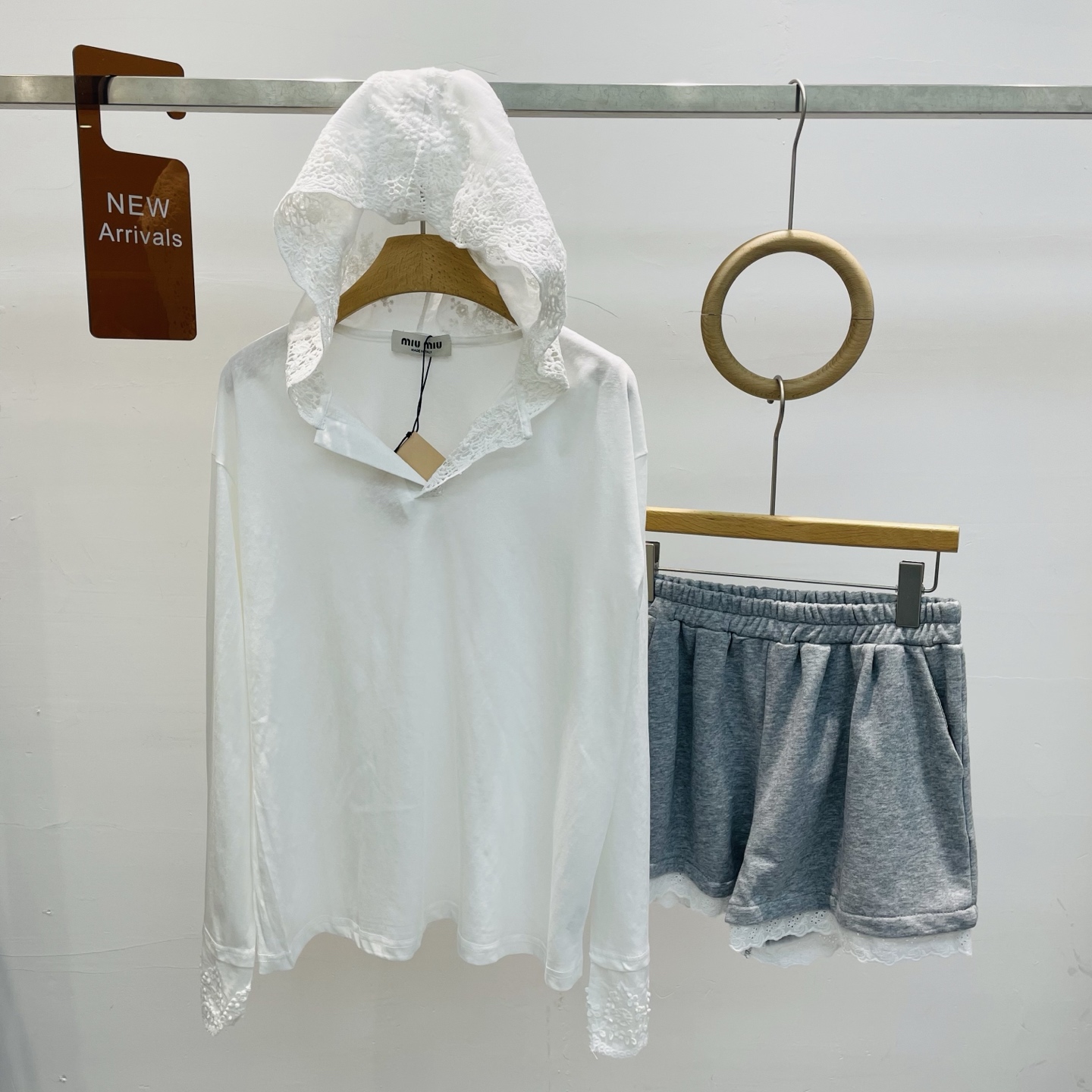 NO:321594,New MiU lace hat spliced ​​slightly transparent loose long-sleeved T-shirt sunscreen bottoming shirt shorts suit SML top shorts, miumiu, shorts, tees, t-shirt, hats, alexander wang19860909新款miu系蕾丝帽拼接微透宽松长袖T恤防晒打底衫短裤套装SML上衣短裤,,miumiu,shorts,tees，t-shirt,hats,alexander wang,Women's clothing