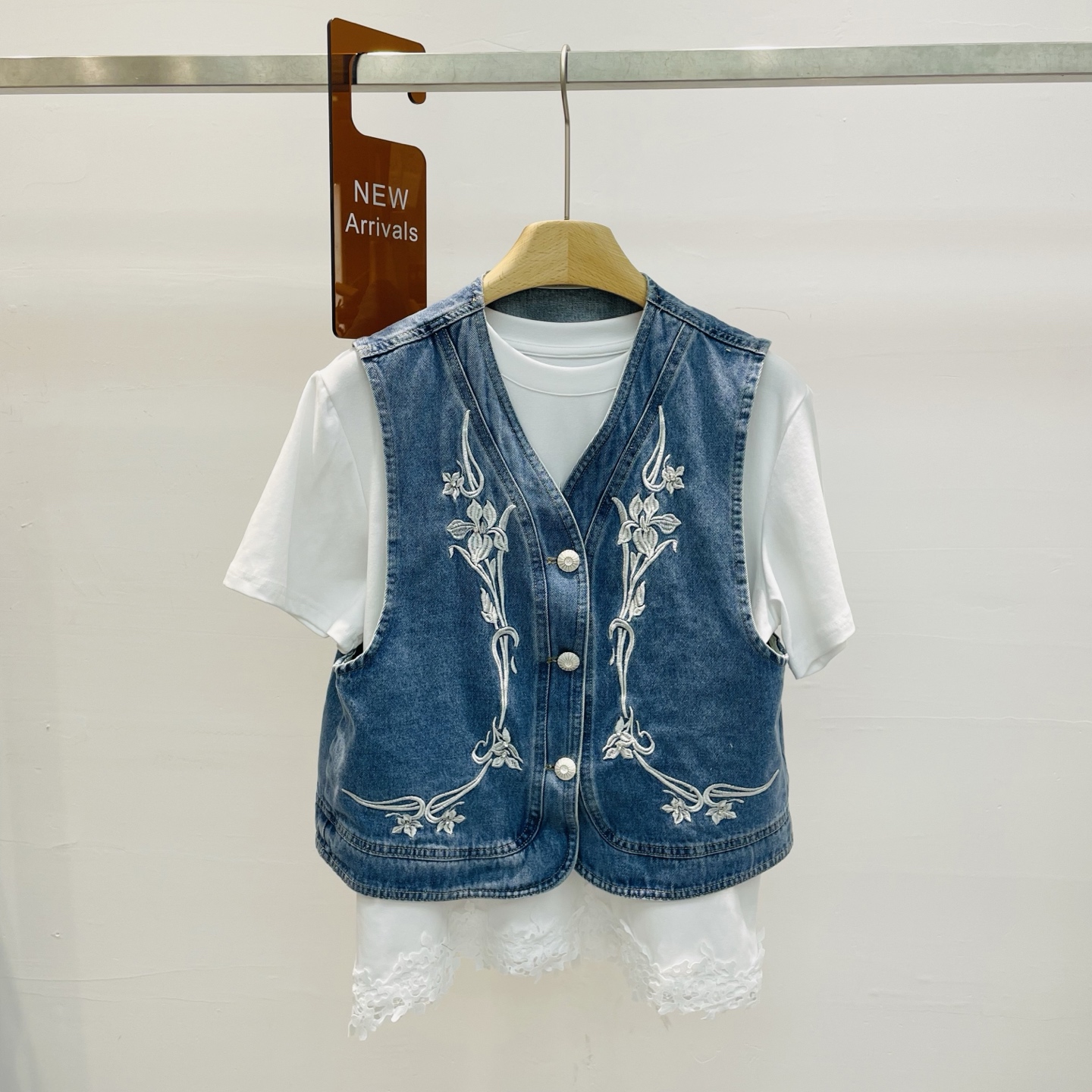NO:321617,New heavy industry embroidered flower pattern sleeveless denim vest casual versatile top SML horse t-shirt 7, tees, t-shirt, alexander wang19860909新款重工刺绣花朵图案无袖牛仔马甲休闲百搭上衣SML马 t恤7,,tees，t-shirt,alexander wang,Women's clothing
