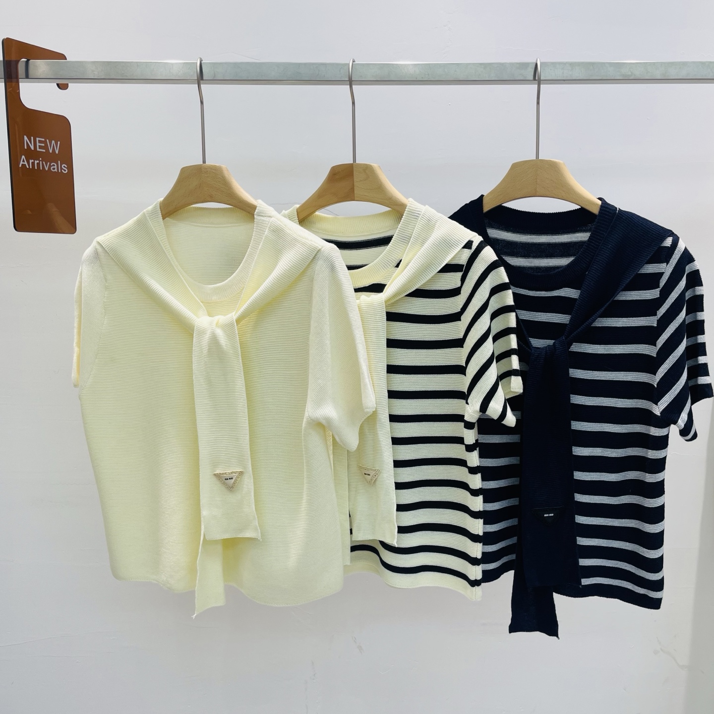 NO:321606,New MiU series fashionable and versatile fake two-piece shawl striped knitted short-sleeved top T-shirt top SML, miumiu, T-shirt, tees, t-shirt, shawls, alexander wang19860909新款miu系 洋气百搭假两件披肩条纹针织短袖上衣T恤上衣SML,,miumiu,T-shirt,tees，t-shirt,shawls,alexander wang,Women's clothing