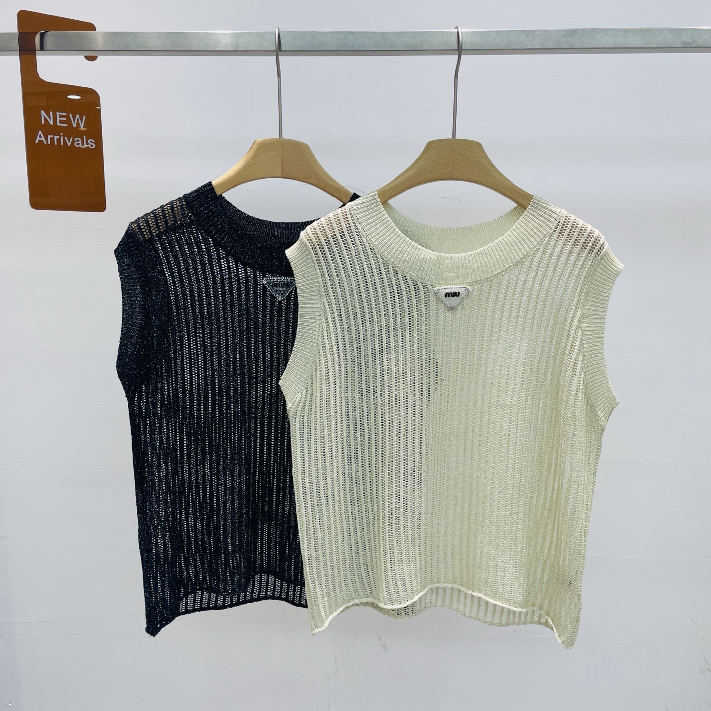 NO:321599,New Miu series round neck hollow knitted vest fashionable temperament slim sleeveless top SML, miumiu, alexander wang19860909新款 miu系圆领镂空针织背心时尚气质显瘦无袖上衣SML,,miumiu,alexander wang,Women's clothing