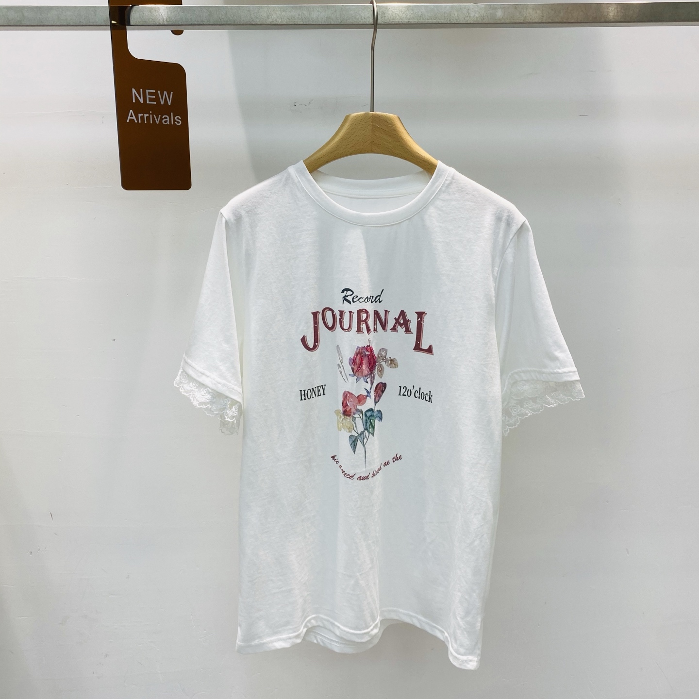 NO:323213,New round neck heavy industry beads rose letters flower cuff lace spliced ​​short-sleeved T-shirt top SML, T-shirt,tees, t-shirt,alexander wang19860909新款圆领重工订珠玫瑰花字母花朵袖口蕾丝拼接短袖T恤上衣SML,,T-shirt,tees，t-shirt,alexander wang,Women's clothing