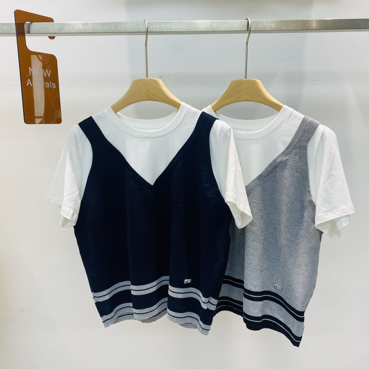 NO:323222,New MiU Department College Style Casual Vacation Two-Piece Knitted Vest Layered T-Shirt Top SML, Miumiu, Tees, T-shirt, Alexander Wang19860909新款miu系 学院风休闲假两件针织背心叠穿t恤上衣SML,,miumiu,tees，t-shirt,alexander wang,Women's clothing