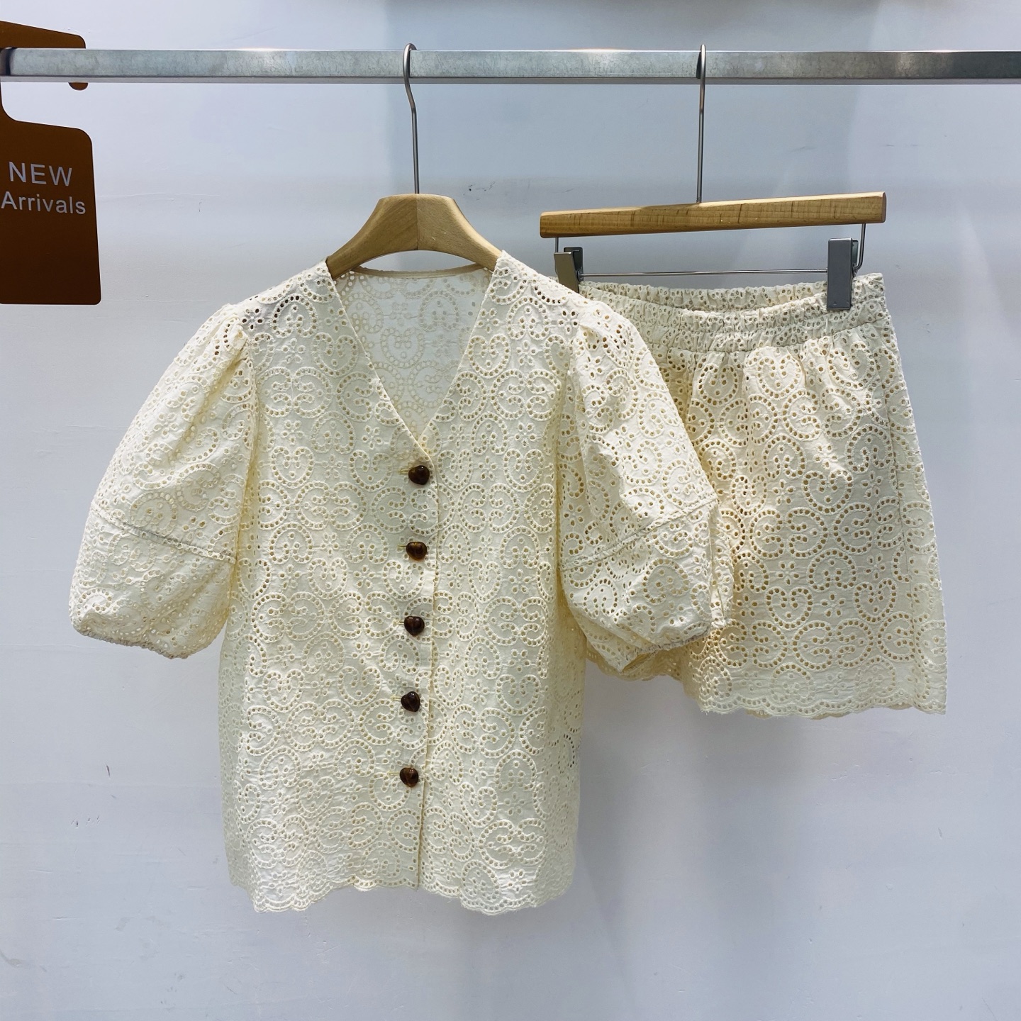 NO:323230,New French hollow lace logo V-neck top wide-leg shorts two-piece suit SMLXL, shorts, alexander wang19860909新款法式镂空蕾丝花logo V领上衣阔腿短裤两件套装SMLXL,,shorts,alexander wang,Women's clothing