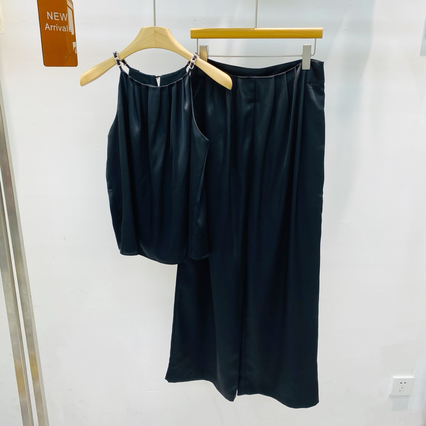 NO:325904,New style heavy temperament double-sided silk acetate Aozhi decorative chain three-dimensional pleated suspender top comfortable drooping casual pants two-piece SML tops, real silk, alexander wang19860909新款 重磅气质双面醋酸真丝 奥钻装饰链立体压褶吊带上衣舒适垂感休闲裤两件套SML上衣裤,,real silk,alexander wang,Women's clothing