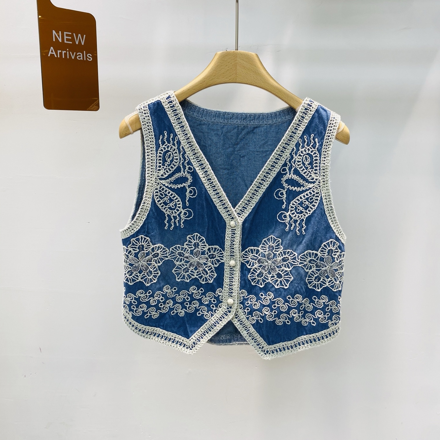 NO:325914,New Heavy Industry Sequin V-neck Cropped Embroidered Retro Tassel Denim Vest Sweet Vest Layered Top, Alexander Wang19860909新款 重工亮片V领钩花刺绣复古流苏牛仔背心甜美坎肩叠穿上衣,,alexander wang,Women's clothing