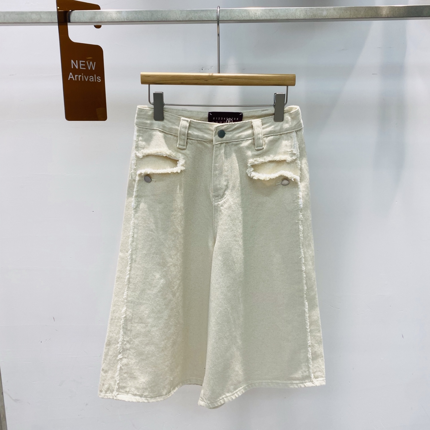 NO:411715,New style mm6 log paddle color wash grain custom fabric commuter breasted pocket design mid-pants loose slimming wide-leg denim 7-crop trousers SMLXL,,masion margiela,alexander wang19860909新款 mm6 原木桨色洗水颗粒感定制面料通勤毛边口袋设计感中裤宽松显瘦阔腿牛仔7分裤SMLXL,,masion margiela,alexander wang,Women's clothing