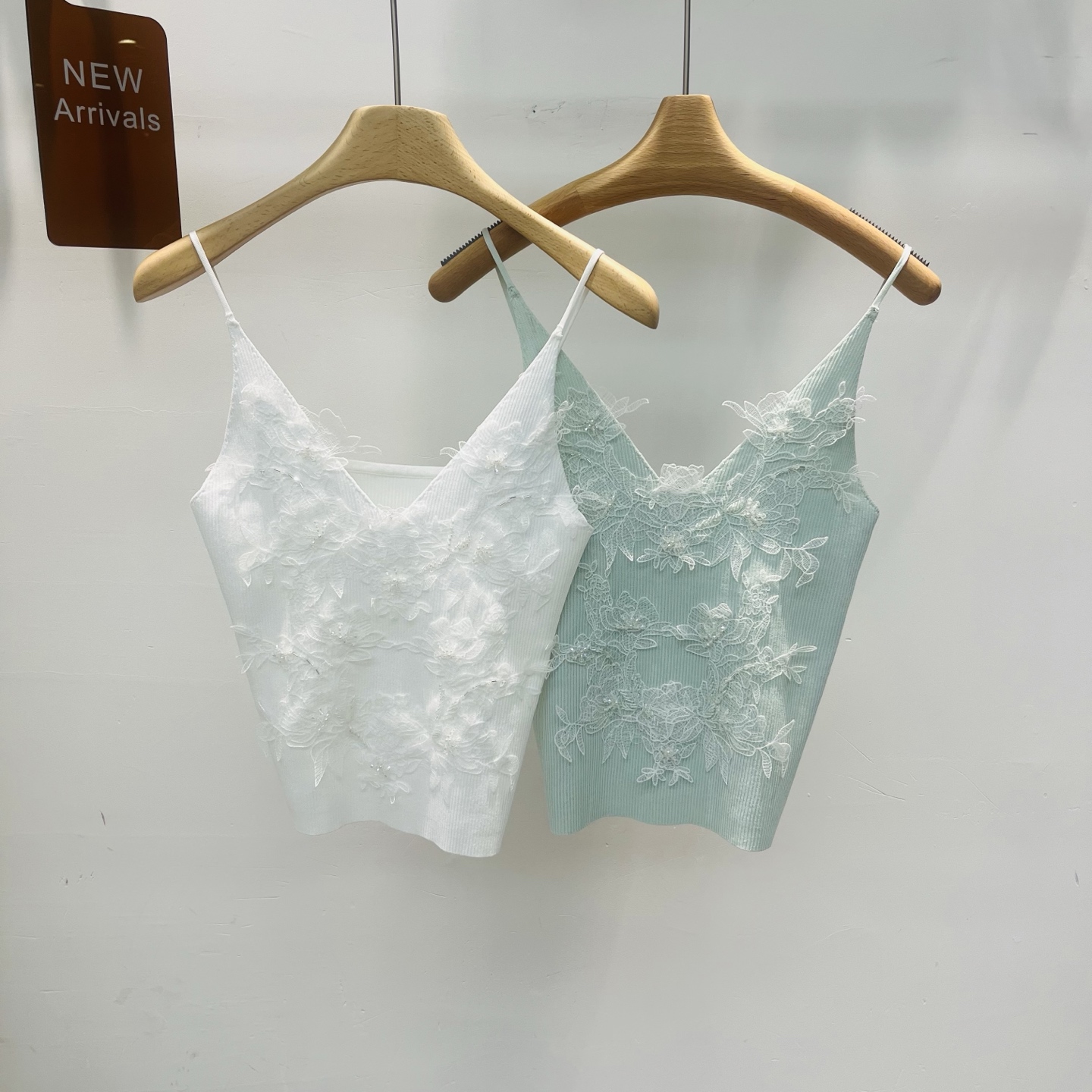 NO:424009,New heavy industry three-dimensional flower lace gentle ice silk suspender inner vest top SML, alexander wang19860909新款重工立体花朵蕾丝温柔冰丝吊带内搭背心上衣SML,,alexander wang,Women's clothing