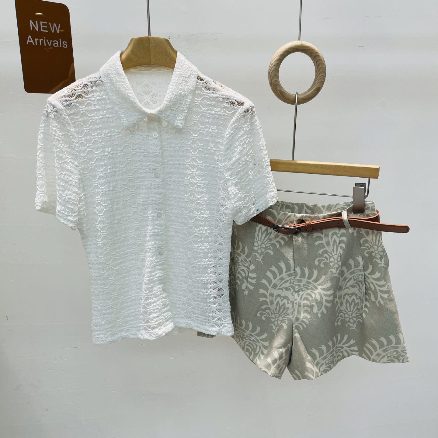 NO:327160,New beautiful temperament outfit white lace Polo collar texture slim T-shirt top casual shorts two-piece set SMLXL, shorts, tees, t-shirt, alexander wang19860909新款绝美气质穿搭白色蕾丝Polo领肌理感显瘦t恤上衣休闲短裤两件套SMLXL,,shorts,tees，t-shirt,alexander wang,Women's clothing