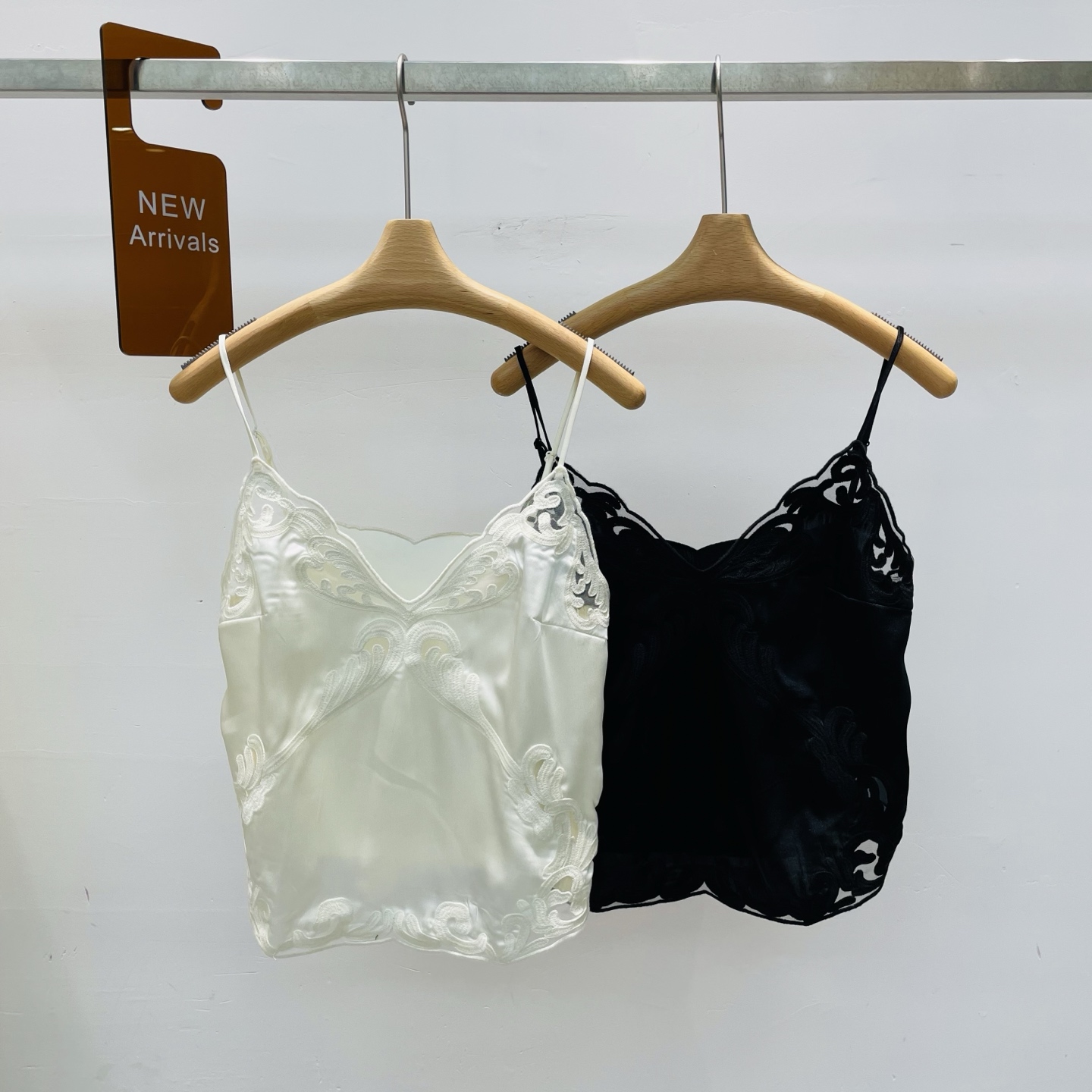 NO:327169,New heavy industry lace splicing short sleeveless sexy acetic acid small suspender vest SML, alexander wang19860909新款重工花边蕾丝拼接短款无袖性感醋酸小吊带背心SML,,alexander wang,Women's clothing