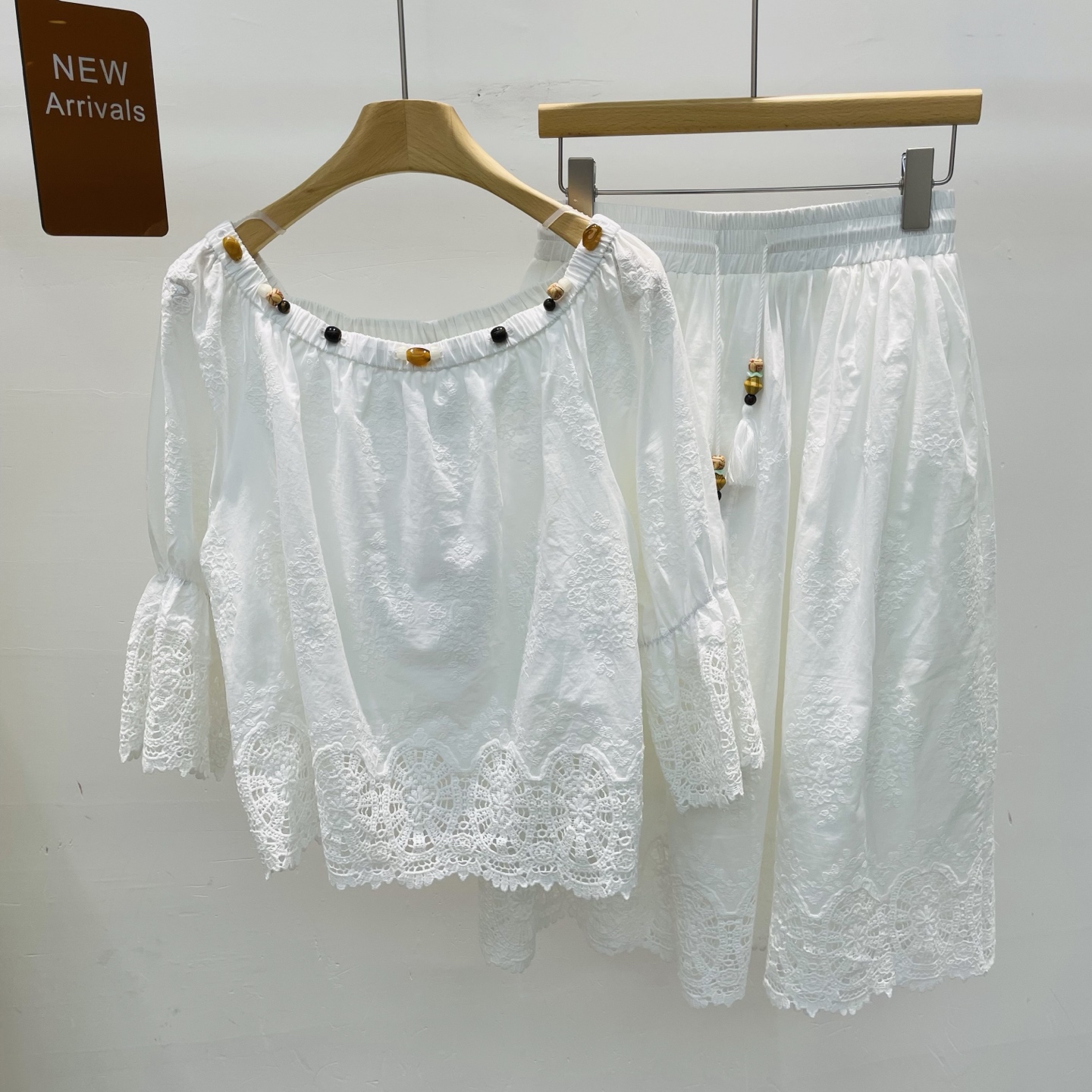 NO:327172,New water-soluble embroidery craftsmanship romantic and exquisite needle embroidery set celebrity one-shoulder top shorts two-piece suit SML, shorts, alexander wang19860909新款水溶绣花工艺浪漫精致度针刺绣套装名媛一字肩上衣短裤两件套装SML,,shorts,alexander wang,Women's clothing