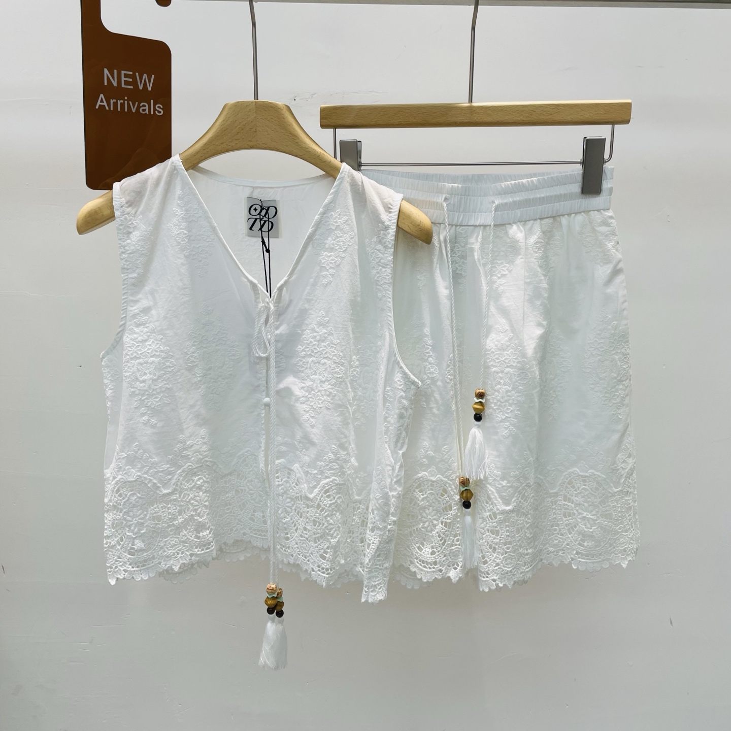 NO:327178,Clothes and pants new style retro lace spliced ​​embroidered suit straps vest top lace spliced ​​embroidered skirt suit SML, skirts, alexander wang19860909衣服裤子新款复古蕾丝拼接刺绣花套装绑带背心上衣蕾丝拼接绣花半裙套装SML,,skirts,alexander wang,Women's clothing