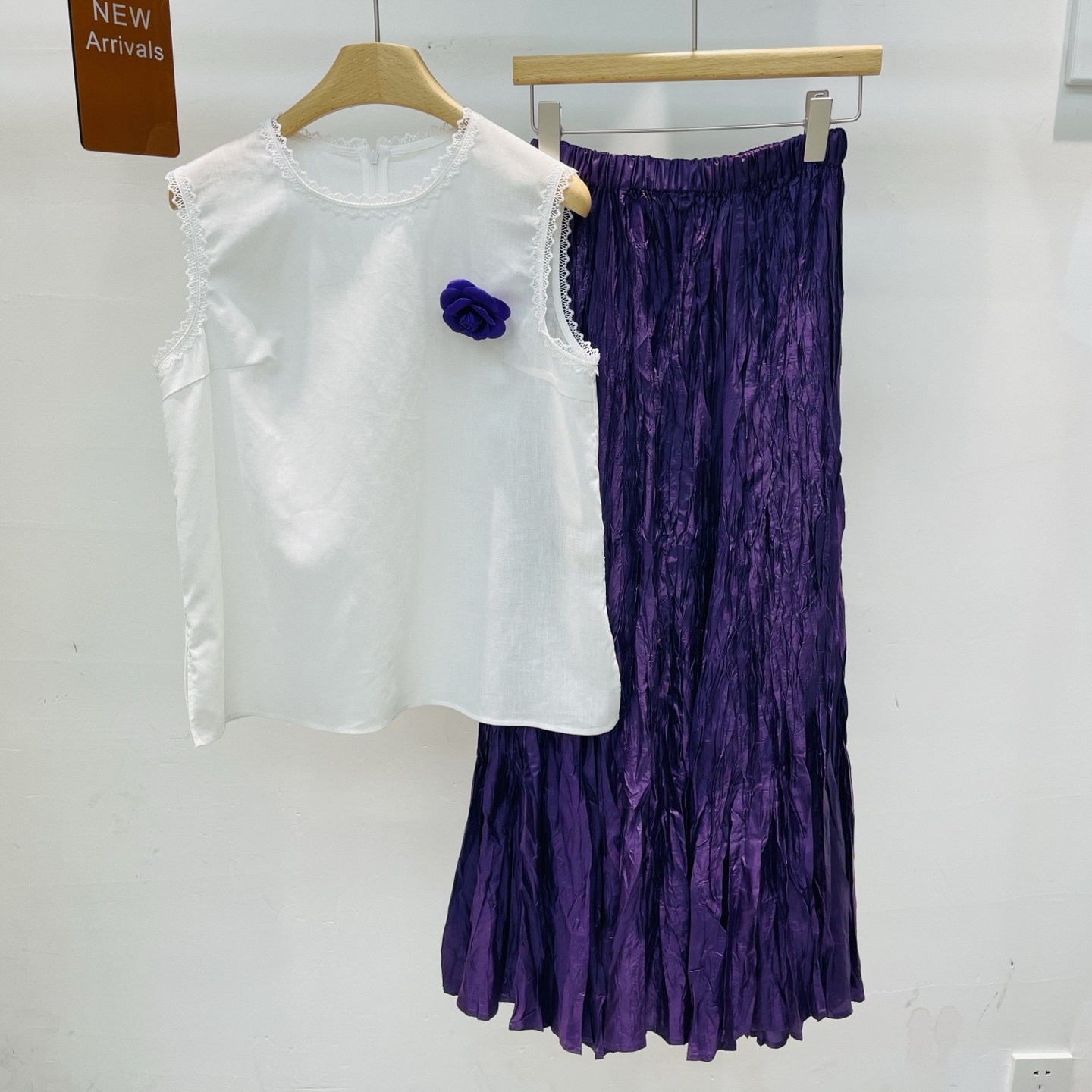 NO:334105,New high contrast camellia brooch sleeveless tinsel vest   pleated skirt skirt suit SMLXL, skirts, brooch, breastpin, alexander wang19860909新款高撞色山茶花胸针无袖天丝麻马甲 压褶裙摆半裙套装SMLXL,,skirts,brooch，breastpin,alexander wang,Women's clothing