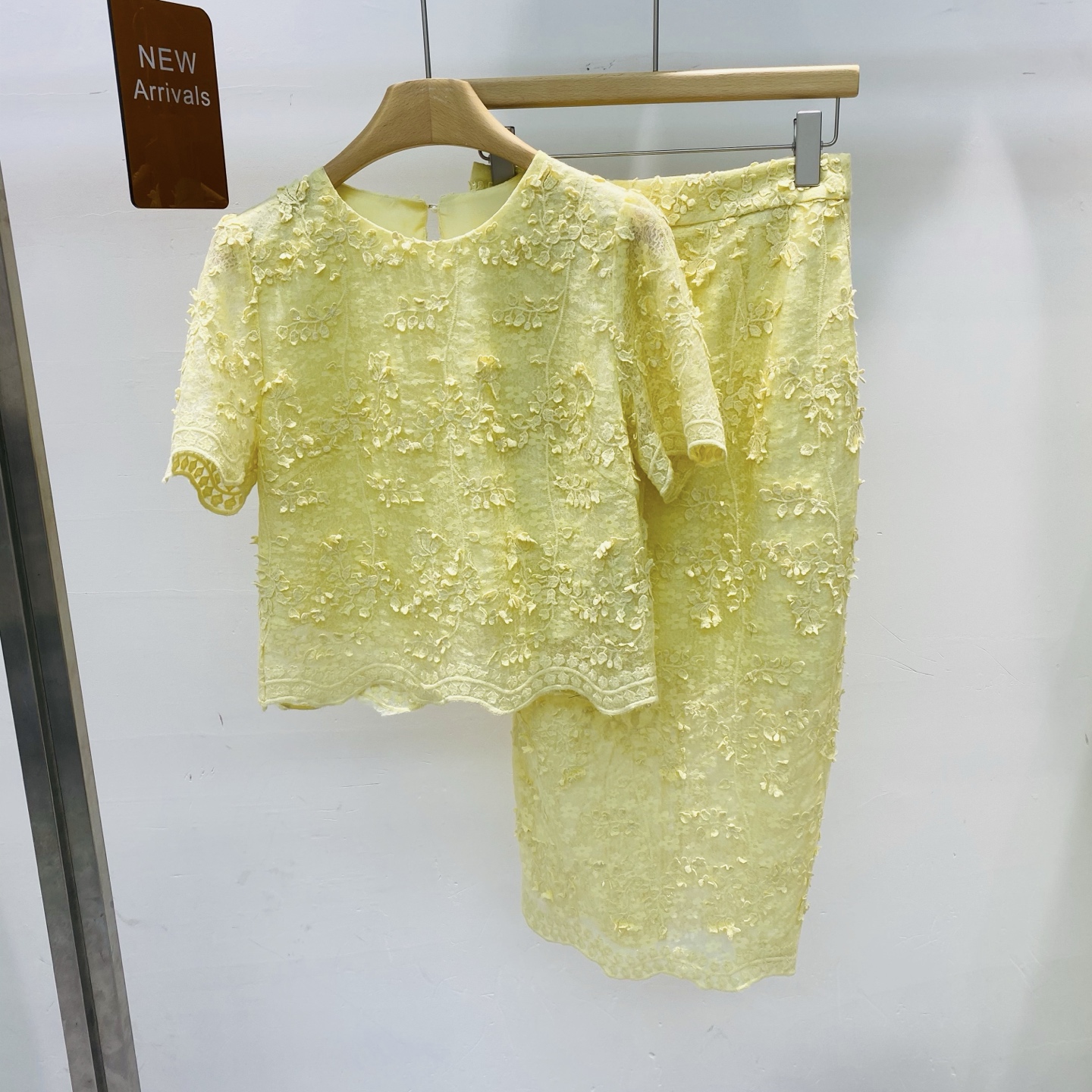 NO:334117,New temperament, celebrity style round neck short sleeve three-dimensional embroidered lace top skirt two-piece suit SMLXL, skirts, T-shirt, alexander wang19860909新款气质名媛风圆领短袖立体刺绣蕾丝上衣半身裙两件套套装SMLXL,,skirts,T-shirt,alexander wang,Women's clothing