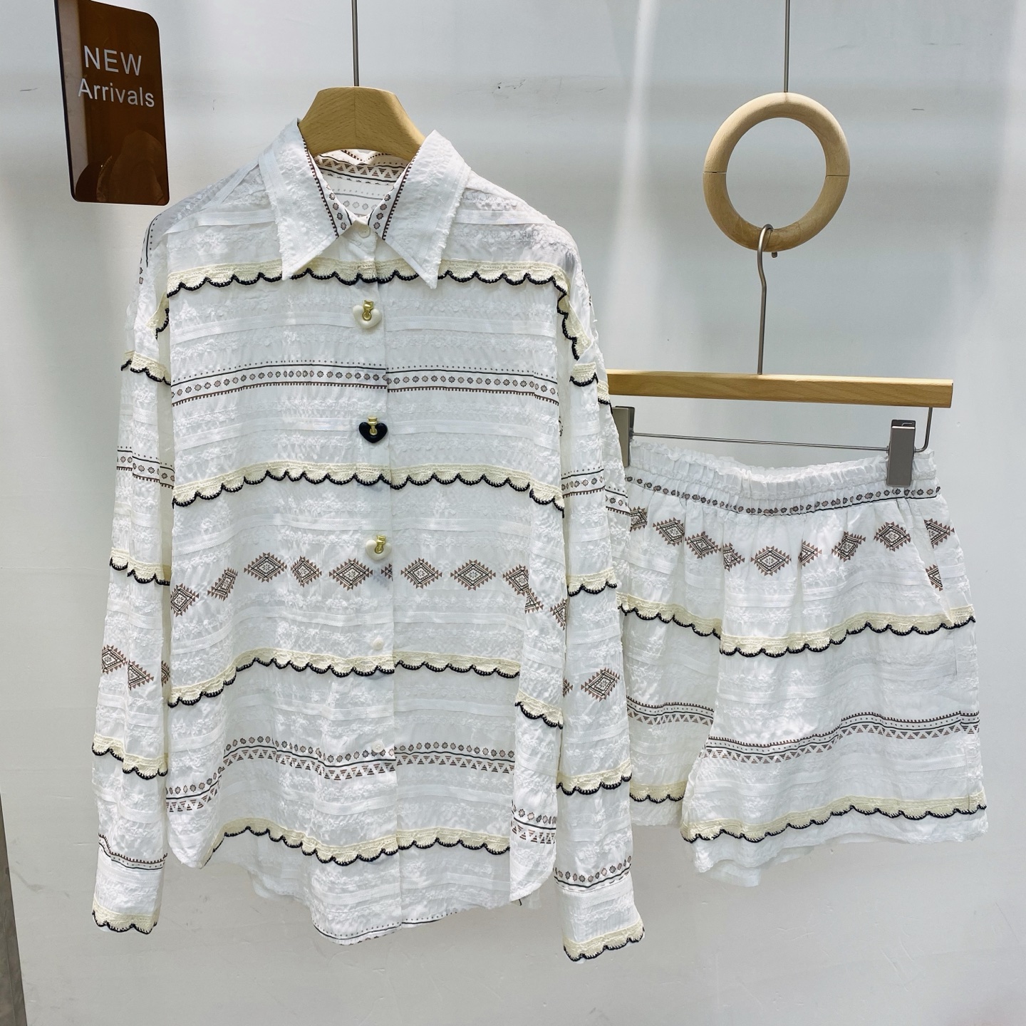 NO:334616,New original clear pastoral heavy industry embroidered lace design shirt shorts suit SML, shorts, alexander wang19860909新款原创清透田园重工刺绣花边设计衫短裤套装SML,,shorts,alexander wang,Women's clothing