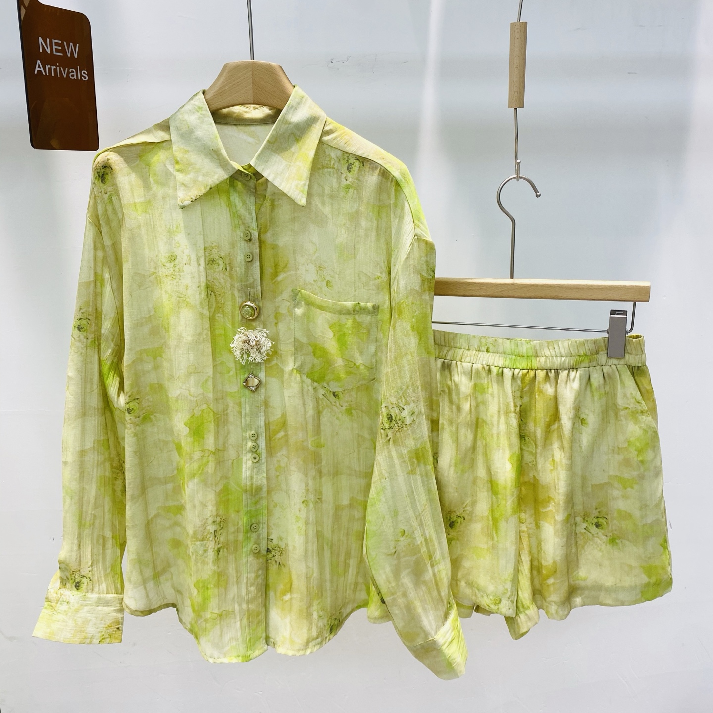 NO:334593,New Heavy Industry Custom-breasted Fashionable and Versatile Slim Lapel Smudged Shirt High Waist Shorts Two-piece SML, shorts, shirts, alexander wang19860909新款重工订制排扣时尚百搭显瘦翻领晕染衬衫高腰短裤两件套SML,,shorts,shirts,alexander wang,Women's clothing