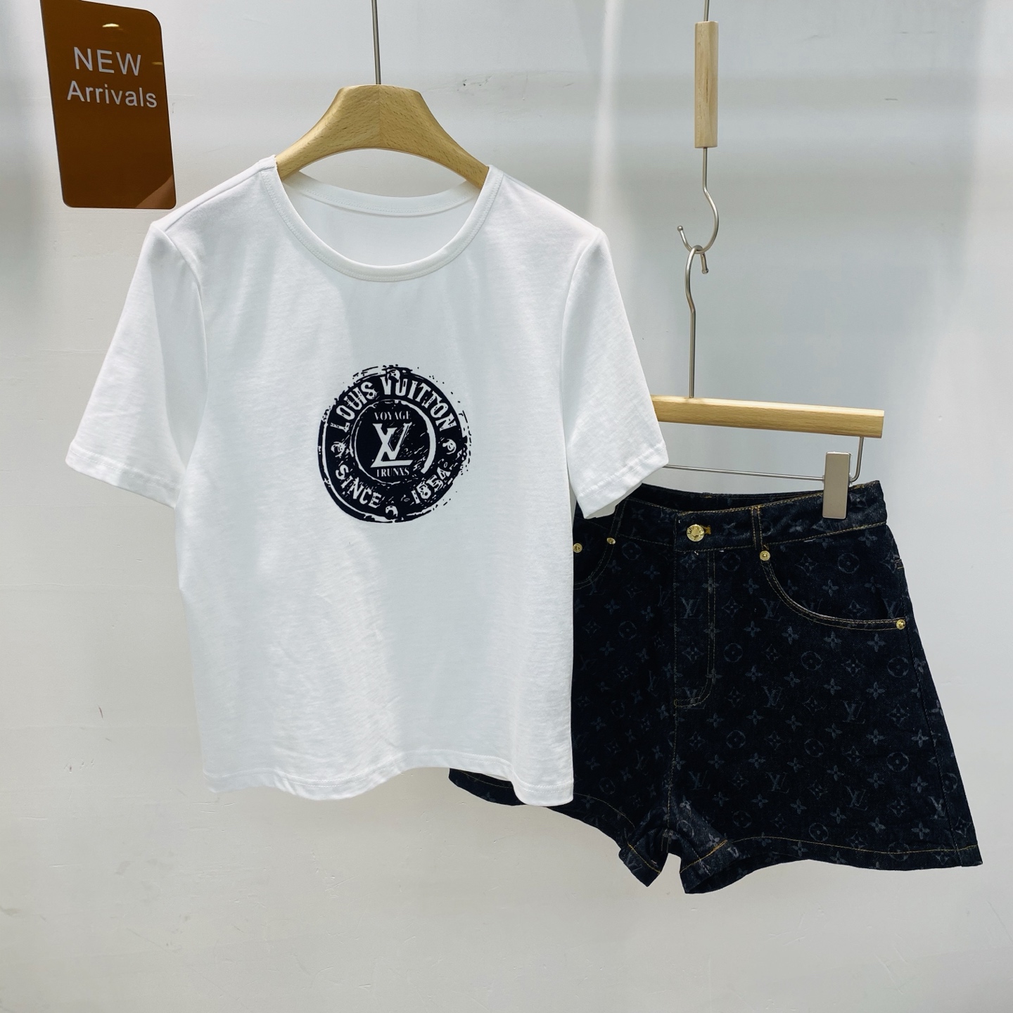 NO:334825,New LОUlS VUlТТО* Solid color micro-label logo print casual loose round neck short sleeve T-shirt denim shorts suit SMLXL, shorts, T-shirt, tees, t-shirt, alexander wang19860909新款LОUlS VUlТТО*纯色微标logo印花休闲宽松圆领短袖T恤牛仔短裤套装SMLXL,,shorts,T-shirt,tees，t-shirt,alexander wang,Women's clothing