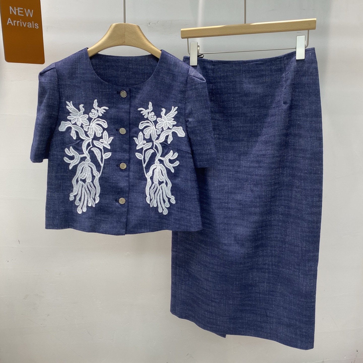 NO:334829,New heavy industry embroidered micro-silhouette short-sleeved denim jacket   high-waisted skirt casual and versatile two-piece set SMLXL, skirts, jackets & coats, T-shirt, alexander wang19860909新款重工刺绣微廓形短袖牛仔外套 高腰半裙休闲百搭两件套SMLXL,,skirts,jackets & coats,T-shirt,alexander wang,Women's clothing