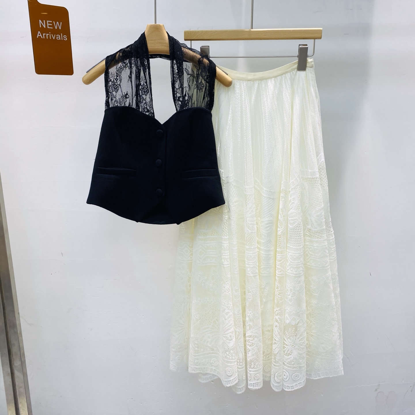 NO:411706,New black lace halter neck off-shoulder suit vest backless short top temperament celebrity hook flower hollow skirt suit SML, skirts, business suit, alexander wang19860909新款 黑色拼蕾丝挂脖露肩西装马甲露背短款上衣气质名媛钩花镂空半身裙套装SML,,skirts,business suit,alexander wang,Women's clothing