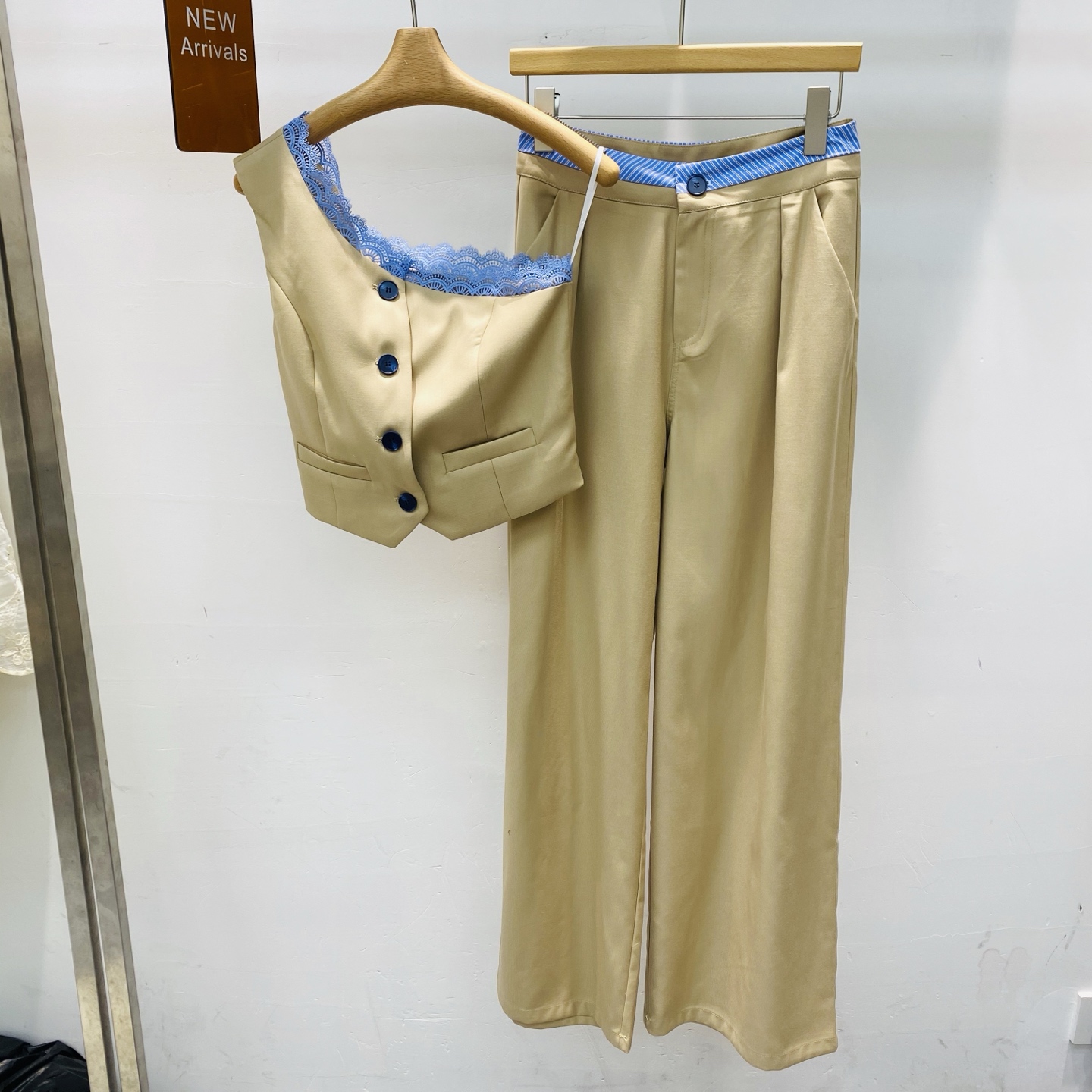 NO:411712,New fashion suit for women's design contrast color spliced ​​off-shoulder vest khaki straight wide-leg trousers two-piece SML, alexander wang19860909新款时尚套装女设计感撞色拼接斜肩马甲卡其色直筒阔腿长裤两件套SML,,alexander wang,Women's clothing