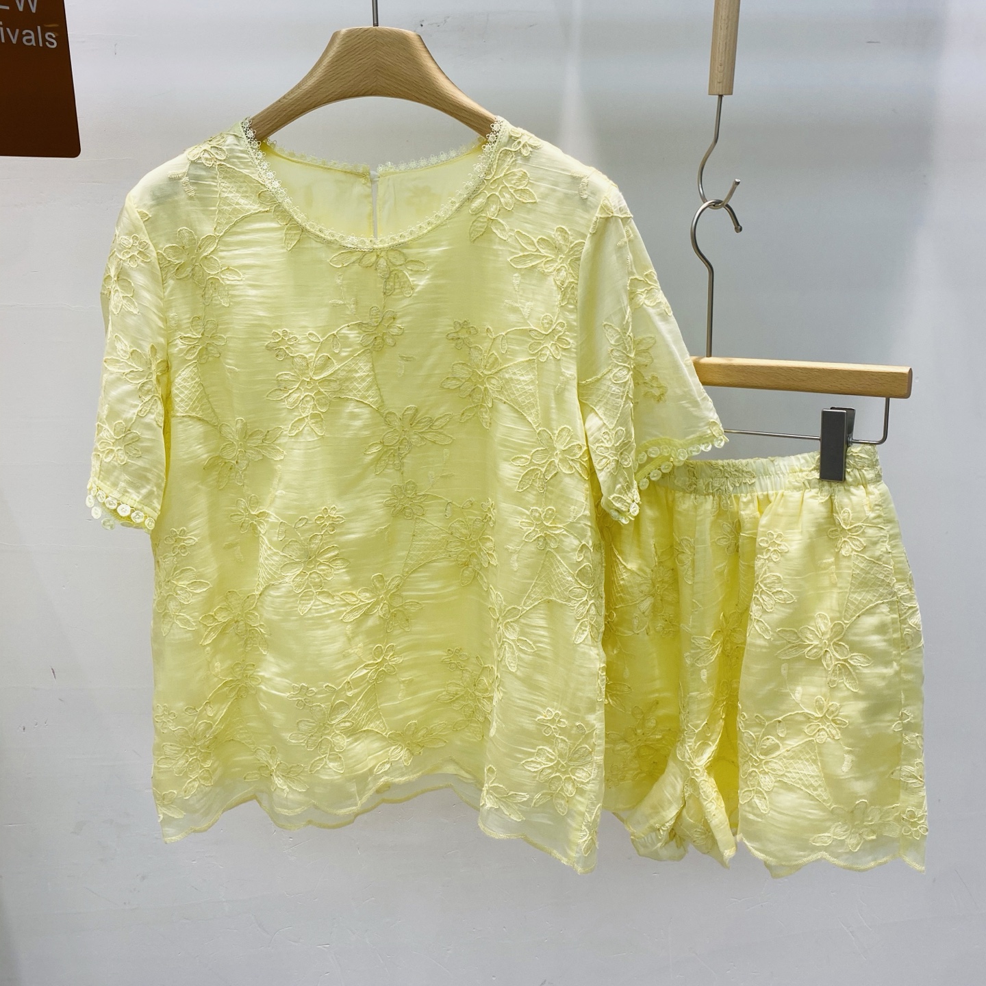 NO:411693,New lace pattern embroidered top + straight casual shorts set two-piece SML, shorts, alexander wang19860909新款蕾丝花纹刺绣上衣+直筒休闲短裤套装两件套SML,,shorts,alexander wang,Women's clothing