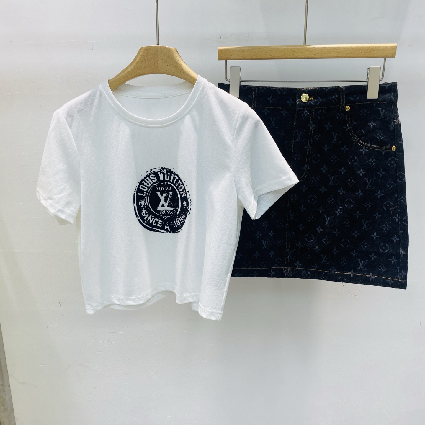NO:414053,New LОUlS VUlТТО* Solid color micro-label logo print casual loose round neck short sleeve T-shirt denim short skirt suit SMLXL, skirts, T-shirt, tees, t-shirt, alexander wang19860909新款LОUlS VUlТТО*纯色微标logo印花休闲宽松圆领短袖T恤牛仔短半裙套装SMLXL,,skirts,T-shirt,tees，t-shirt,alexander wang,Women's clothing