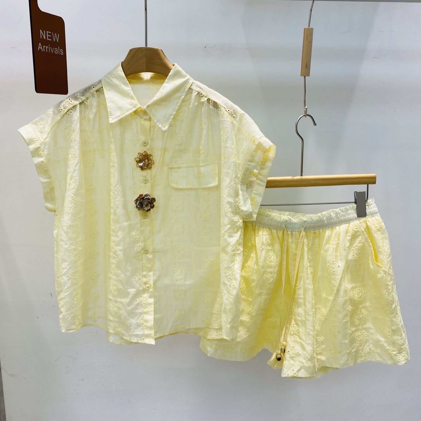 NO:414067,New custom three-dimensional flower buckles, micro-transparent hollow lace short-sleeved shirt + casual shorts suit SML, shorts, T-shirt, alexander wang19860909新款定制立体花朵扣微透镂空蕾丝短袖衬衣+休闲短裤套装SML,,shorts,T-shirt,alexander wang,Women's clothing