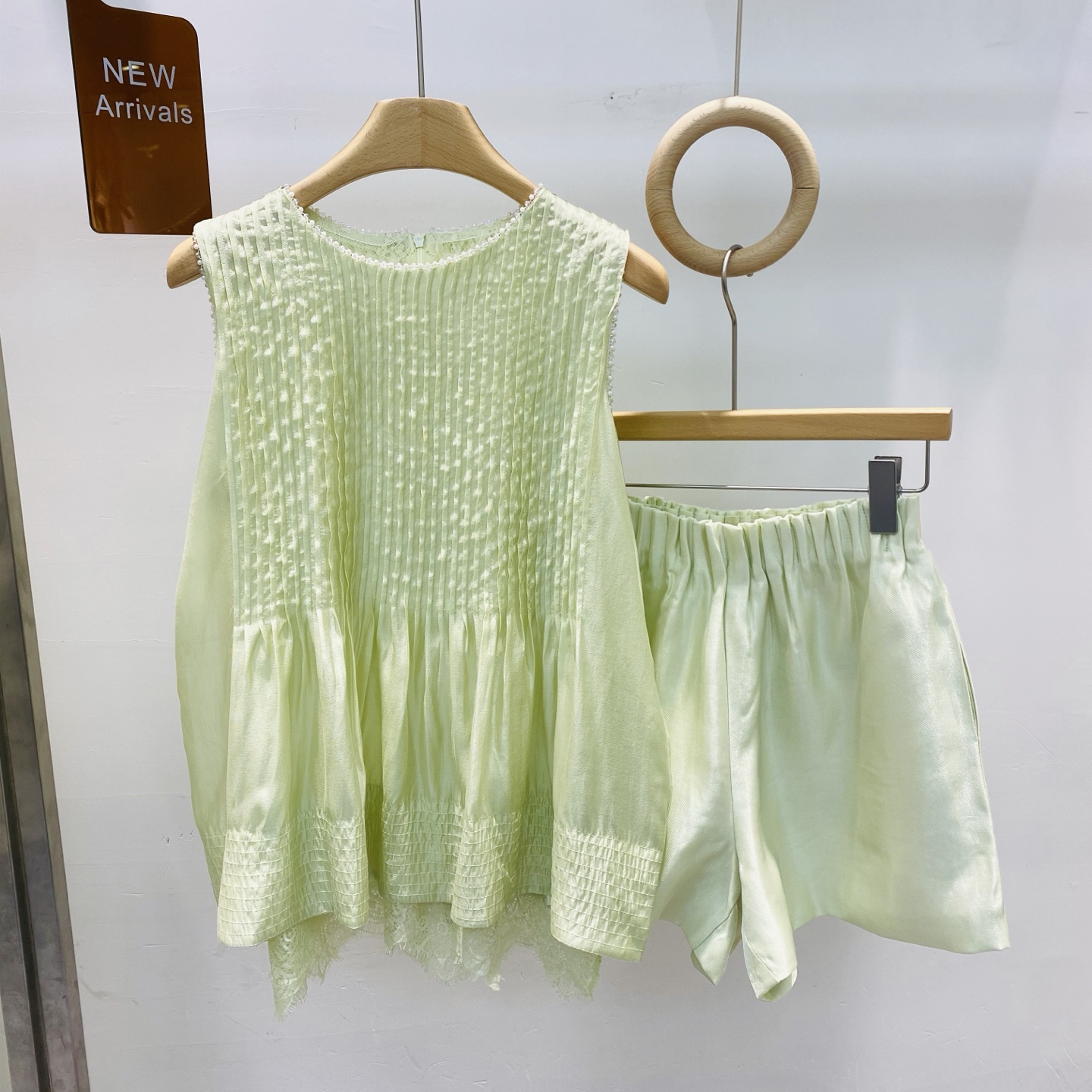 NO:421096,New temperament pleated lace versatile small pearl collar top high waist shorts two-piece set SML, shorts, alexander wang19860909新款气质压褶拼蕾丝百搭小珍珠领边上衣高腰短裤两件套SML,,shorts,alexander wang,Women's clothing
