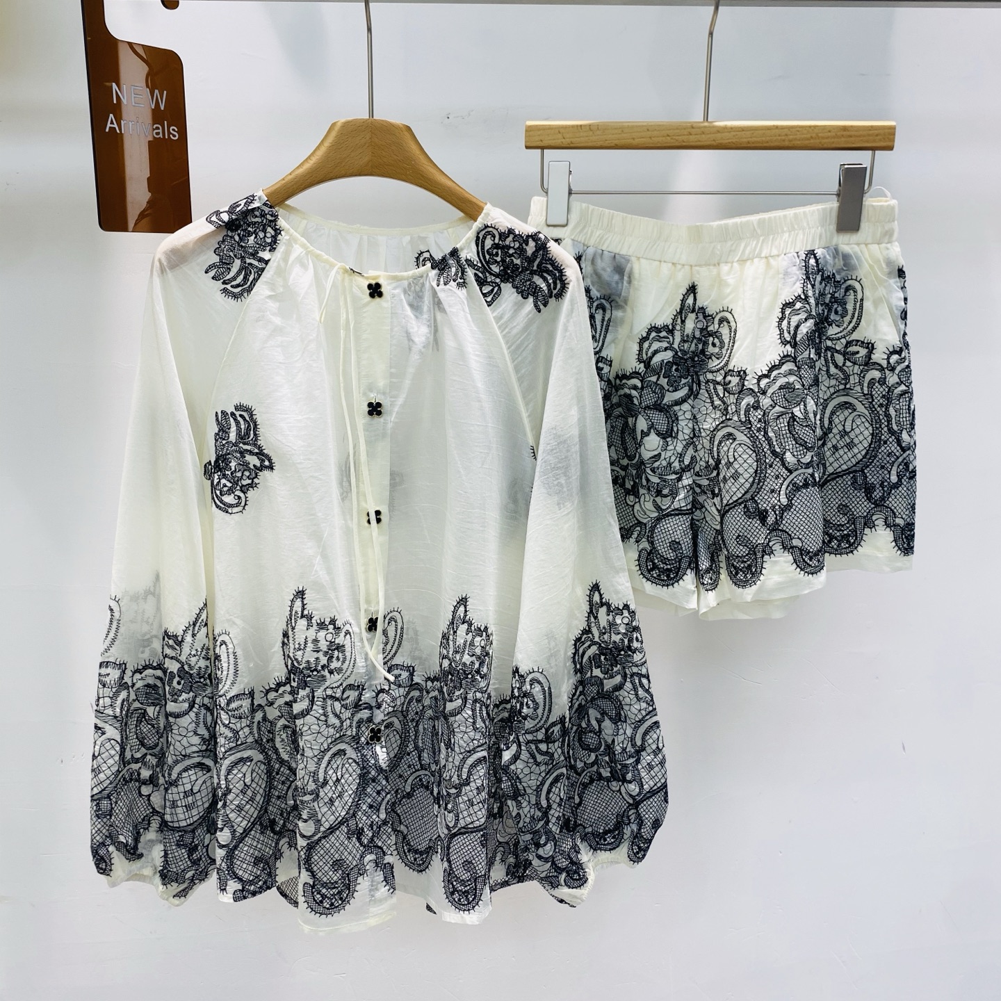 NO:426381,New heavy industry lace embroidered jacquard splicing collar strap long sleeve sun protection top + shorts suit SML, shorts, alexander wang19860909新款重工蕾丝刺绣提花拼接领边绑带长袖防晒上衣+短裤套装SML,,shorts,alexander wang,Women's clothing