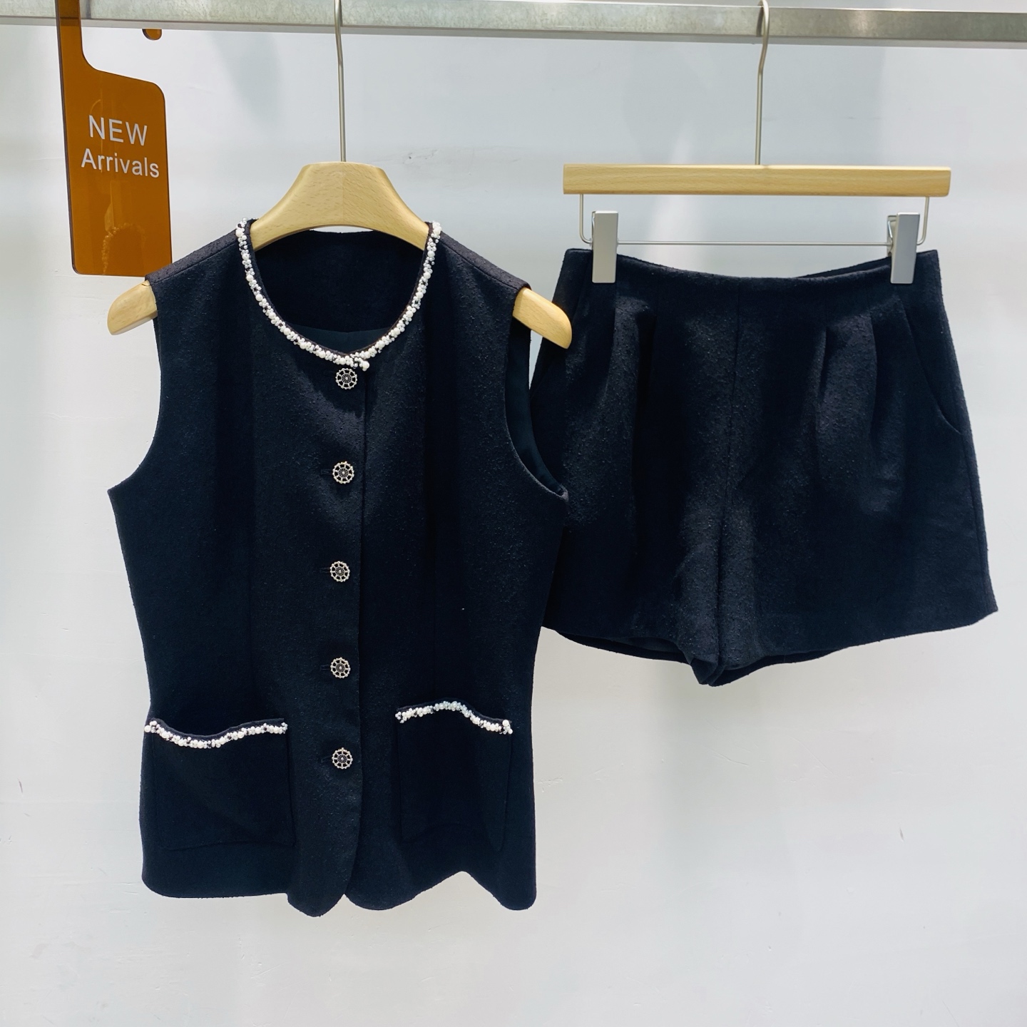 NO:426387,New light luxury socialite small fragrance style high-end beaded sleeveless vest wide-leg shorts suit SMLXL, shorts, alexander wang19860909新款轻奢名媛小香风高级感钉珠无袖马甲阔腿短裤套装SMLXL,,shorts,alexander wang,Women's clothing