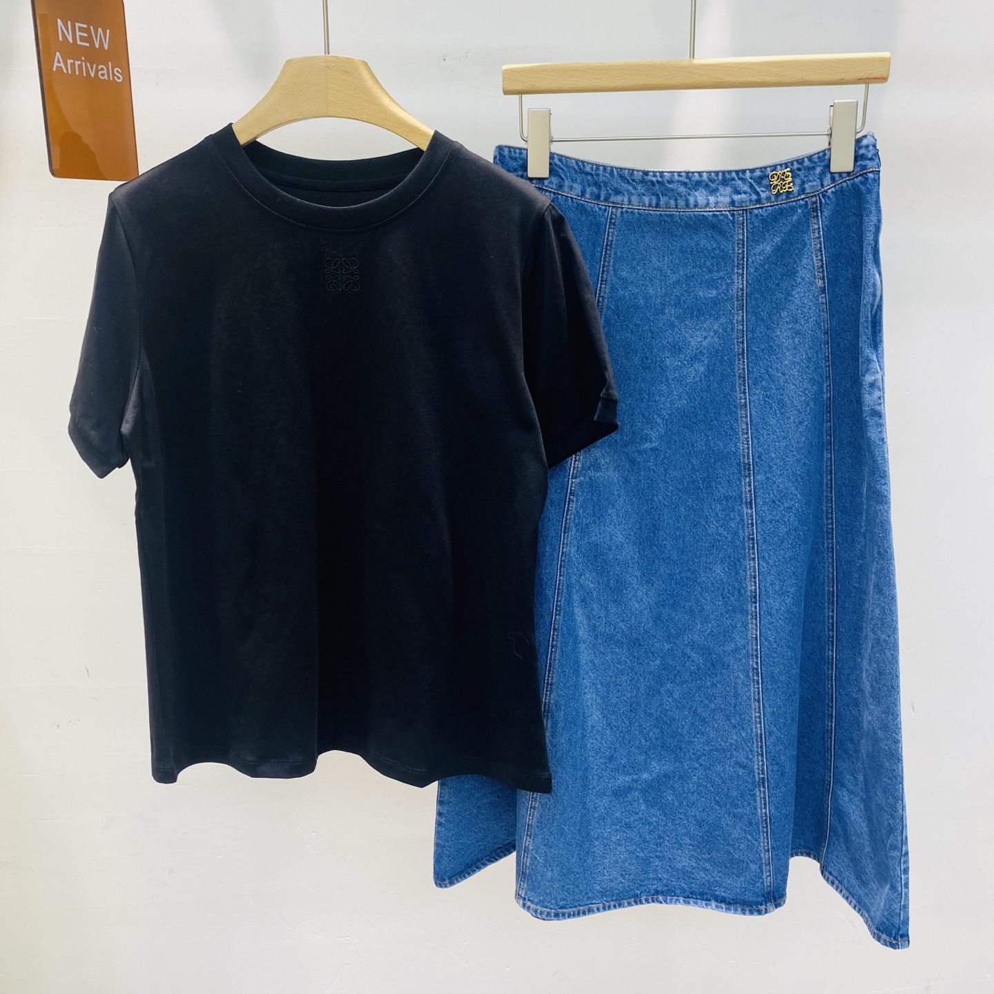 NO:431916,New back pattern, careful hollow design, versatile shoulder T-shirt + denim skirt suit casual two-piece set SMLXL, skirts, tees, t-shirt, alexander wang19860909新款后背花纹小心机镂空设计百搭正肩T恤+牛仔半裙套装休闲两件套SMLXL,,skirts,tees，t-shirt,alexander wang,Women's clothing