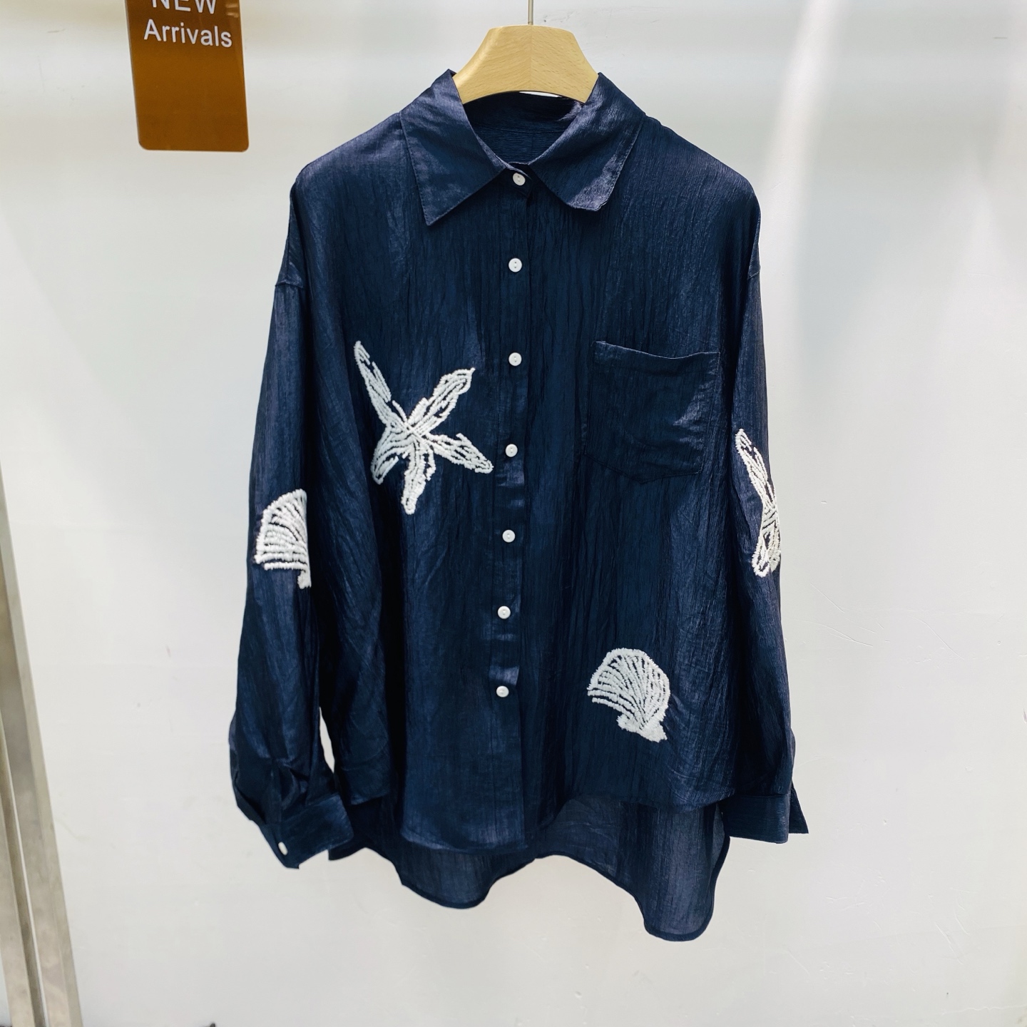 NO:443768,New niche design embroidered shell pattern loose sunscreen shirt top SML1,,shirts,alexander wang19860909新款小众设计刺绣贝壳图案宽松防晒衬衫上衣SML1,,shirts,alexander wang,Women's clothing