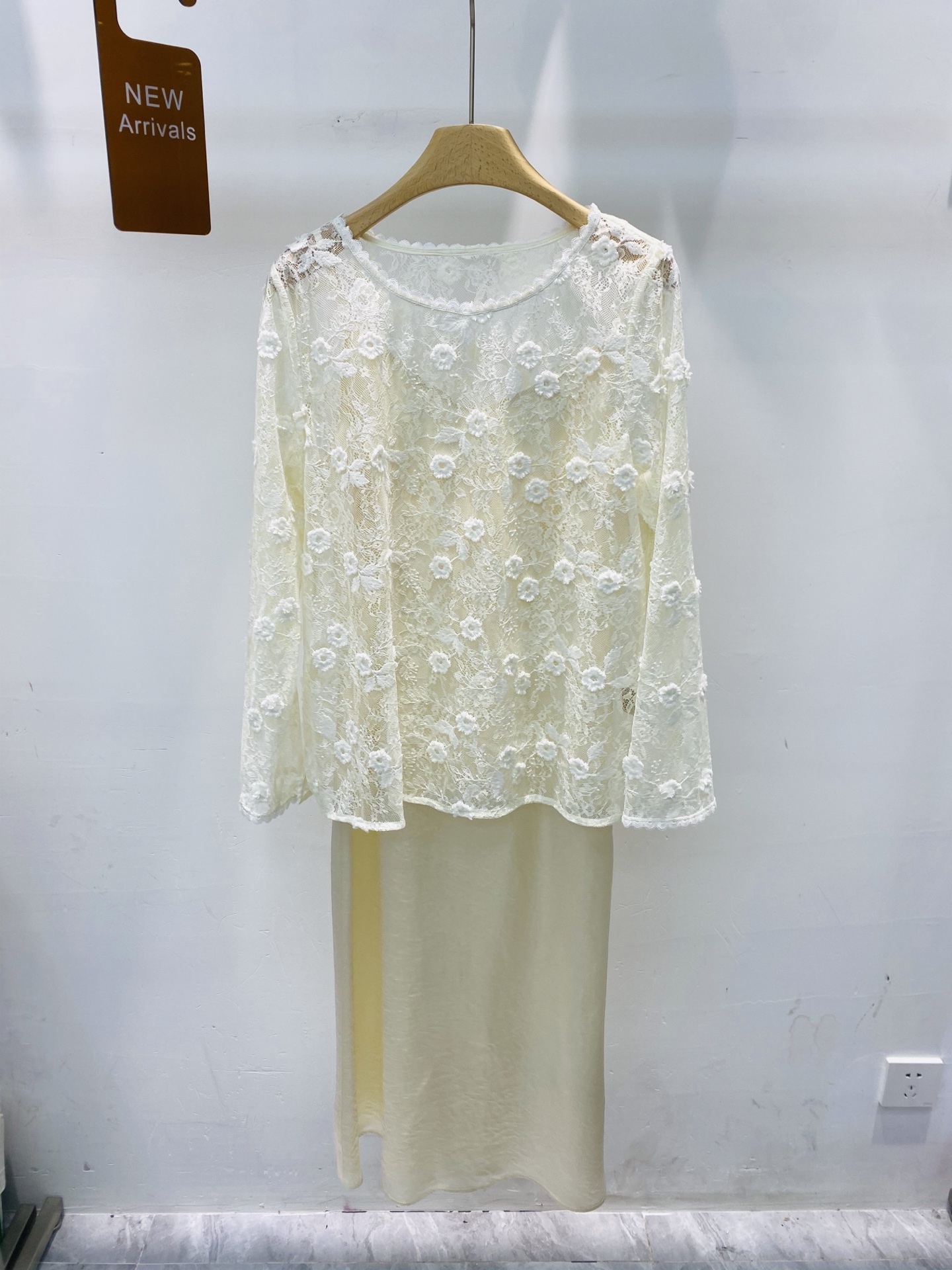 NO:453127,New French water-soluble lace embroidered top acetic acid suspender dress two-piece set SMLXL2, skirts, alexander wang19860909新款法式水溶蕾丝刺绣上衣醋酸吊带连衣裙两件套套装SMLXL2,,skirts,alexander wang,Women's clothing