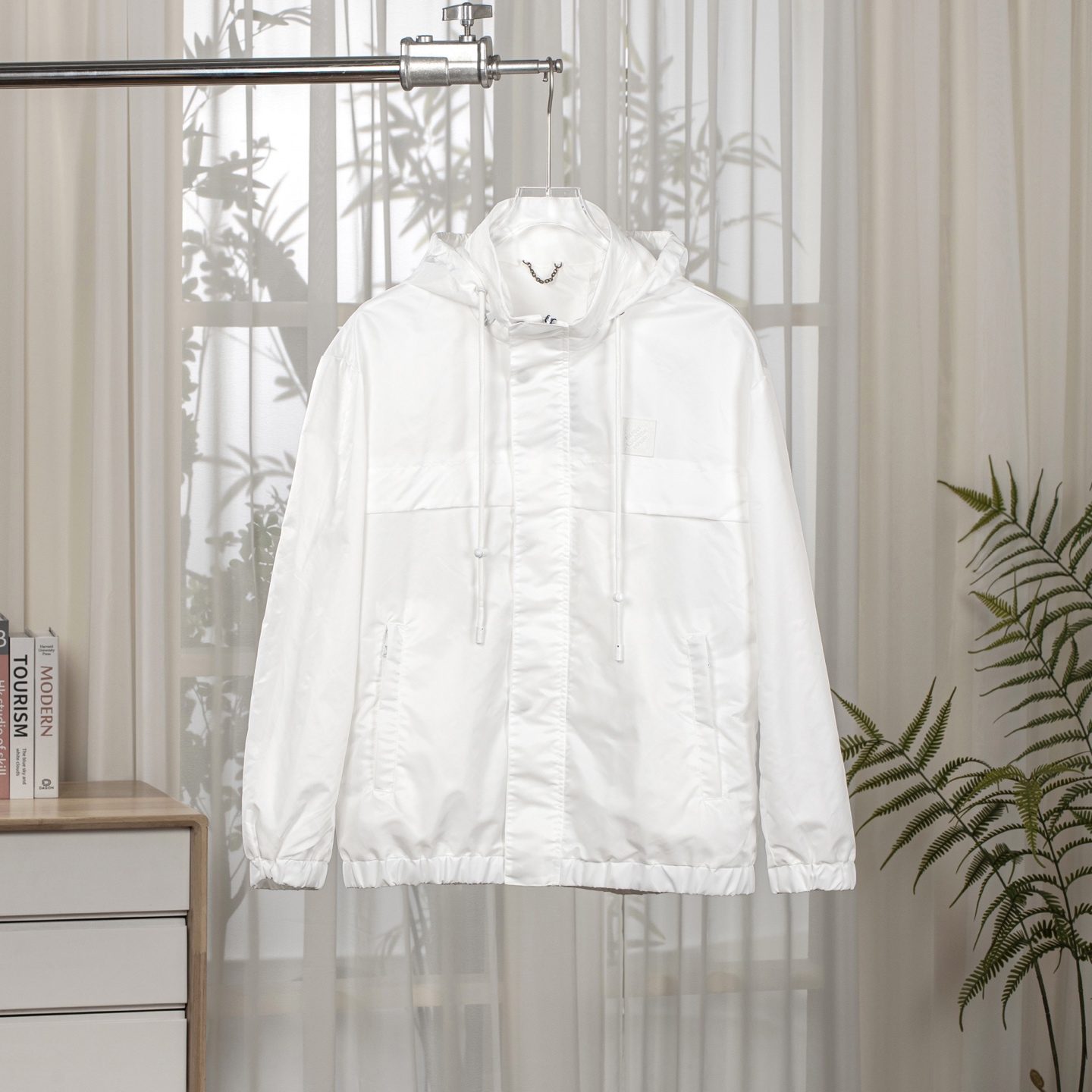 NO:530452,Official website LOUIS VUITTON SS25 windproof solid color zipper jacket men's style white classic fighter original customized fabric classic presbyop hardware classic versatile color: white number: M-3XL main promotion concession, louis vuitton, jackets & coats, jackets & coats, alexander wang19860909官网款LOUIS VUITTON SS25 防风纯色拉链夹克外套 男款 白色 经典中的战斗机 原版定制面料 内里经典老花 五金 经典百搭 颜色:白色码数:M-3XL 主推让利,,louis vuitton,jackets & coats,jackets & coats,alexander wang,Men's clothing