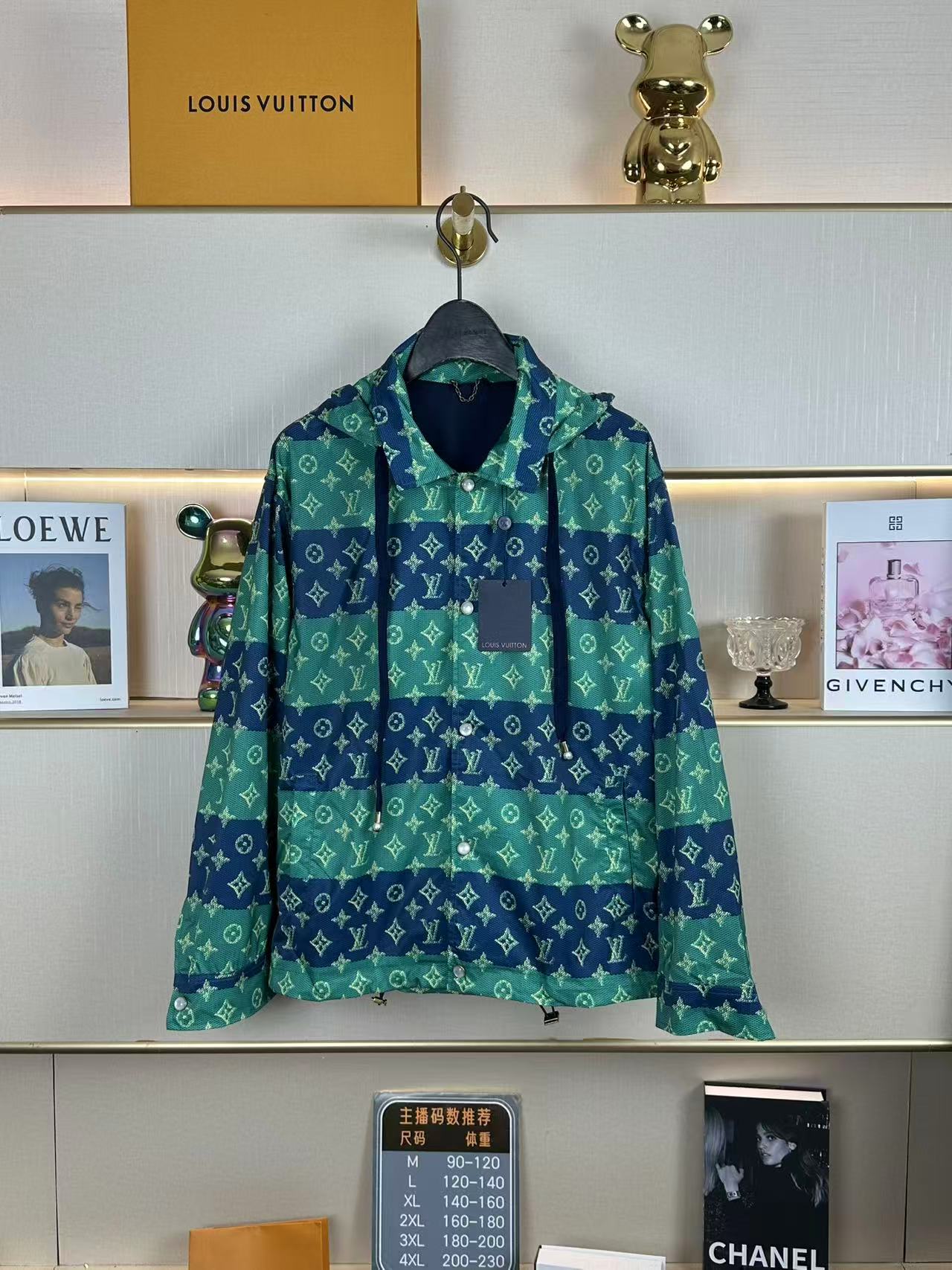 P260 LOUIS VUITTON Chaqueta para presbicia Louis Vuitton, modelo web oficial. Tejido resistente al viento de alta densi…
