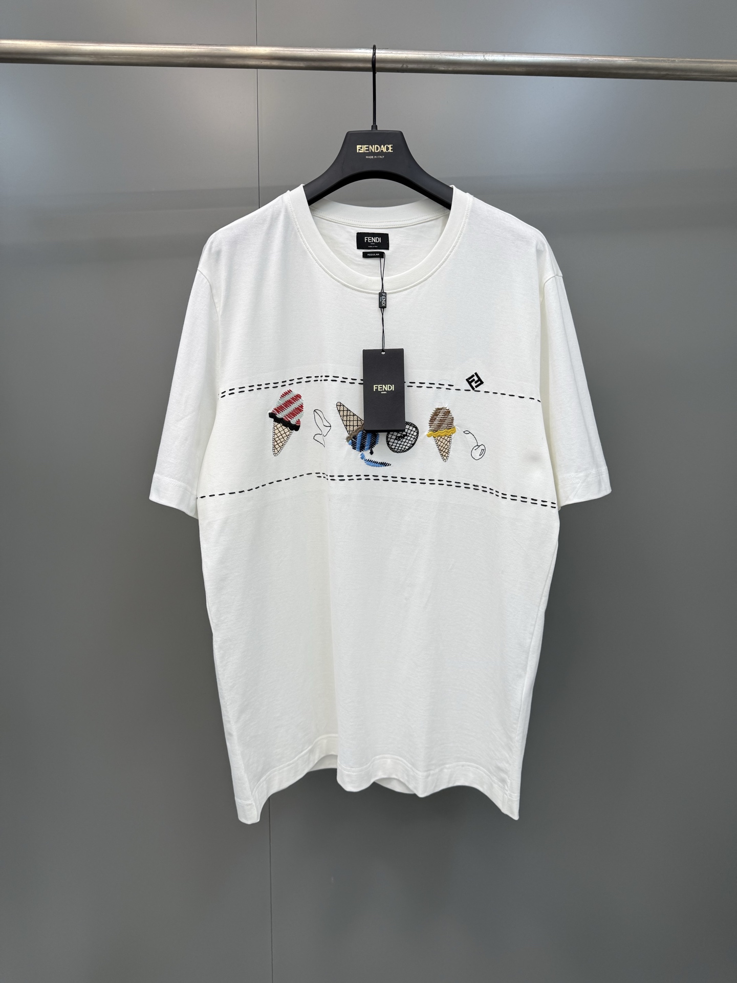NO:822563,FD26ss new standard fit short-sleeved round neck T-shirt. Made of white cotton. Color-blocked ice cream pattern and FF details embroidered in the center of the front., Fendi-clothing, fendi, T-shirt, tees, t-shirt,19860909FD26ss新款标准版型短袖圆领T恤.白色纯棉材质.正面中央绣有拼色冰淇淋图案和FF细节.,芬迪-服装,fendi,T-shirt,tees，t-shirt,,Women's clothing