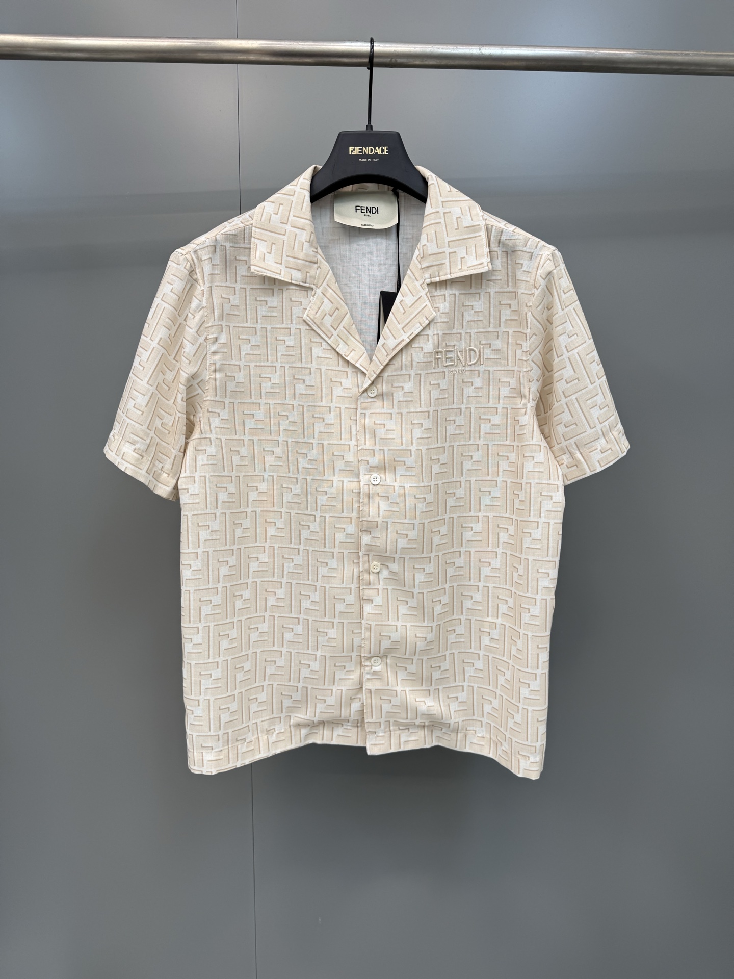 NO:822602,FF presbyopic short-sleeved shirt, classic FF pattern, high brand recognition! Lightweight and breathable fabric, super comfortable to wear in summer, casual and fashionable. Loose cut, comfortable and not picky, very stylish casually with jeans or casual pants, easy to get the summer noble style. It can be easily controlled for daily outings and vacations, perfect sense of fashion!, Fendi-clothing, fendi, jeans, shirts, T-shirt,19860909FF老花短袖衬衫,经典FF图案,品牌辨识度超高!轻薄透气面料,夏天穿超舒服,休闲又时髦.宽松剪裁,舒适不挑身材,随便搭牛仔裤或休闲裤都很有型,轻松get夏日贵公子风.日常出街,度假都能轻松驾驭,时尚感满分!,芬迪-服装,fendi,jeans,shirts,T-shirt,,Women's clothing