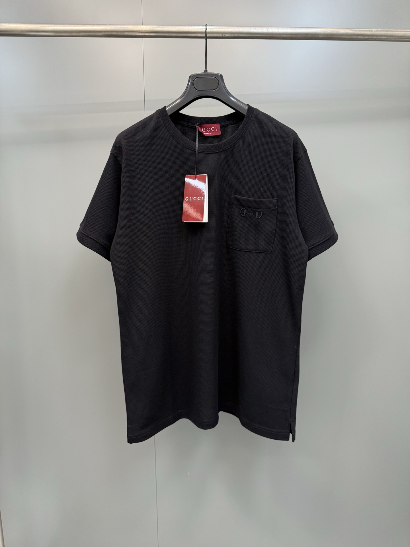 NO:822608,G's 26ss new early spring men's series presents a journey of inheritance and innovation rooted in Gucci brand classics. This T-shirt is made of pique cotton and is embellished with horsebit embroidery to express a unique charm., Gucci - Clothing, gucci, gucci, gucci, tees, t-shirt,19860909G家26ss新款早春男士系列呈现一场根植于Gucci品牌经典的传承与创新之旅.这款T恤甄选珠地棉打造,缀饰马衔扣刺绣,尽释别致韵调.,古驰-服装,gucci,gucci,gucci,tees，t-shirt,,Women's clothing
