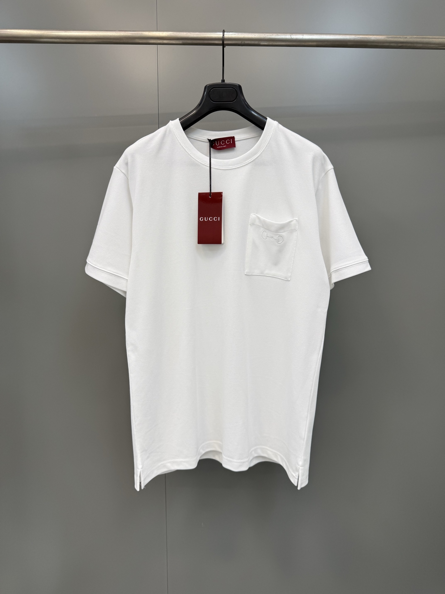 NO:822559,G's 26ss new early spring men's series presents a journey of inheritance and innovation rooted in Gucci brand classics. This T-shirt is made of pique cotton and is embellished with horsebit embroidery to express a unique charm., Gucci - Clothing, gucci, gucci, gucci, tees, t-shirt,19860909G家 26ss新款早春男士系列呈现一场根植于Gucci品牌经典的传承与创新之旅.这款T恤甄选珠地棉打造,缀饰马衔扣刺绣,尽释别致韵调.,古驰-服装,gucci,gucci,gucci,tees，t-shirt,,Women's clothing