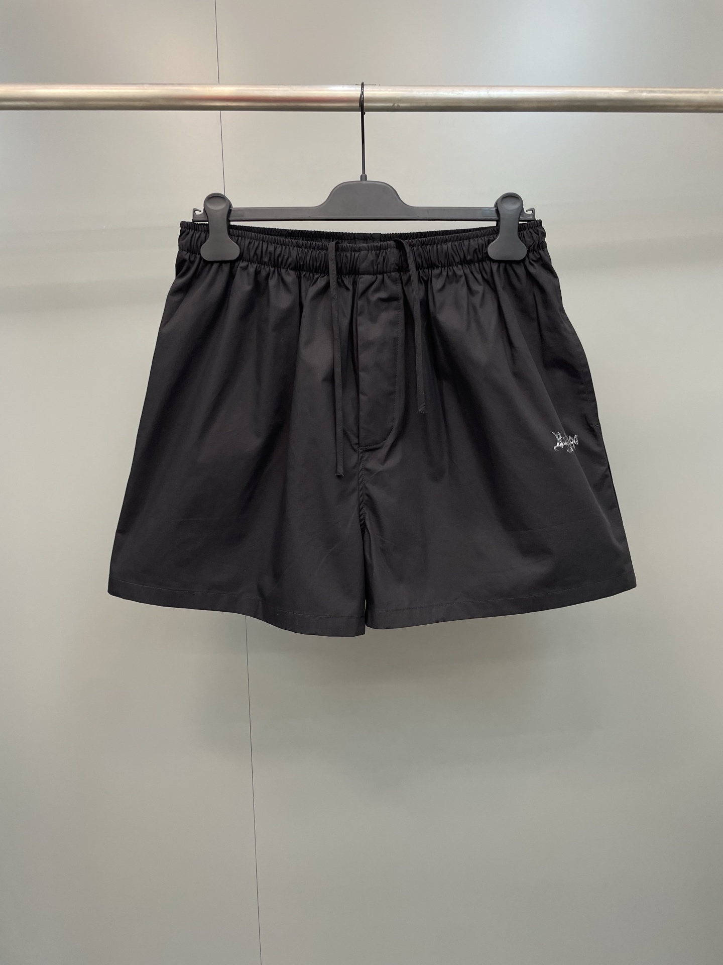 NO:823102,Balenciaga 26ss new Sketchy black cotton poplin loose-fitting shorts, cotton poplin mid-rise, invisible mother-of-pearl button placket, elastic waistband with 2 diagonal pockets, left leg decorated with sketchy artwork., Balenciaga-clothing, balenciaga, balenciaga, shorts,19860909巴黎家26ss新款Sketchy黑色棉府绸宽松版型短裤,棉府绸中腰,隐形珍珠母贝纽扣门襟,弹性腰头2个斜口袋,左腿饰以sketchy艺术作品.,巴黎世家-服装,balenciaga,balenciaga,shorts,,Women's clothing